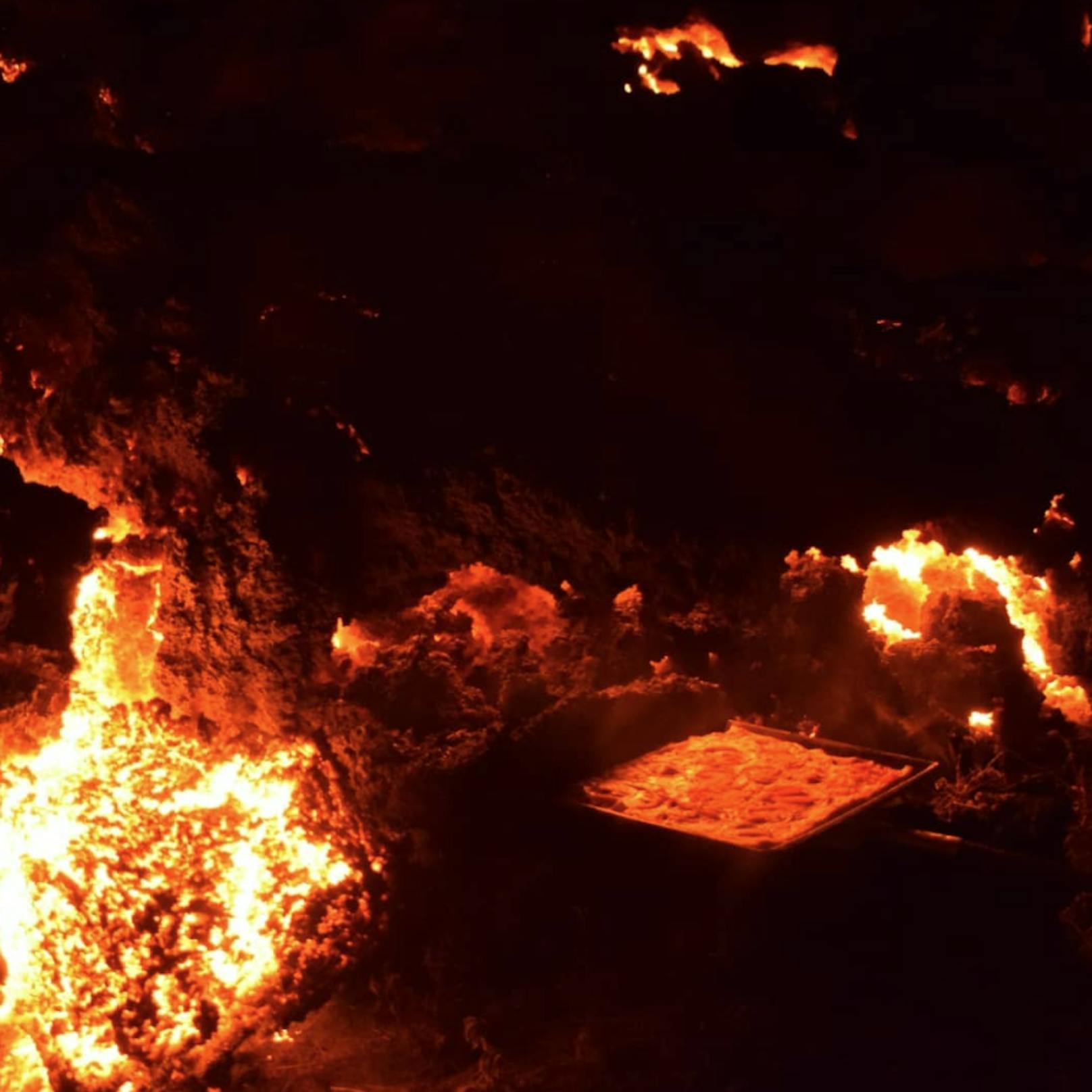 Chefkoch Mario David Garci nutzt die Hitze der Lava auf einem Vulkan in Guatemala zum Backen.