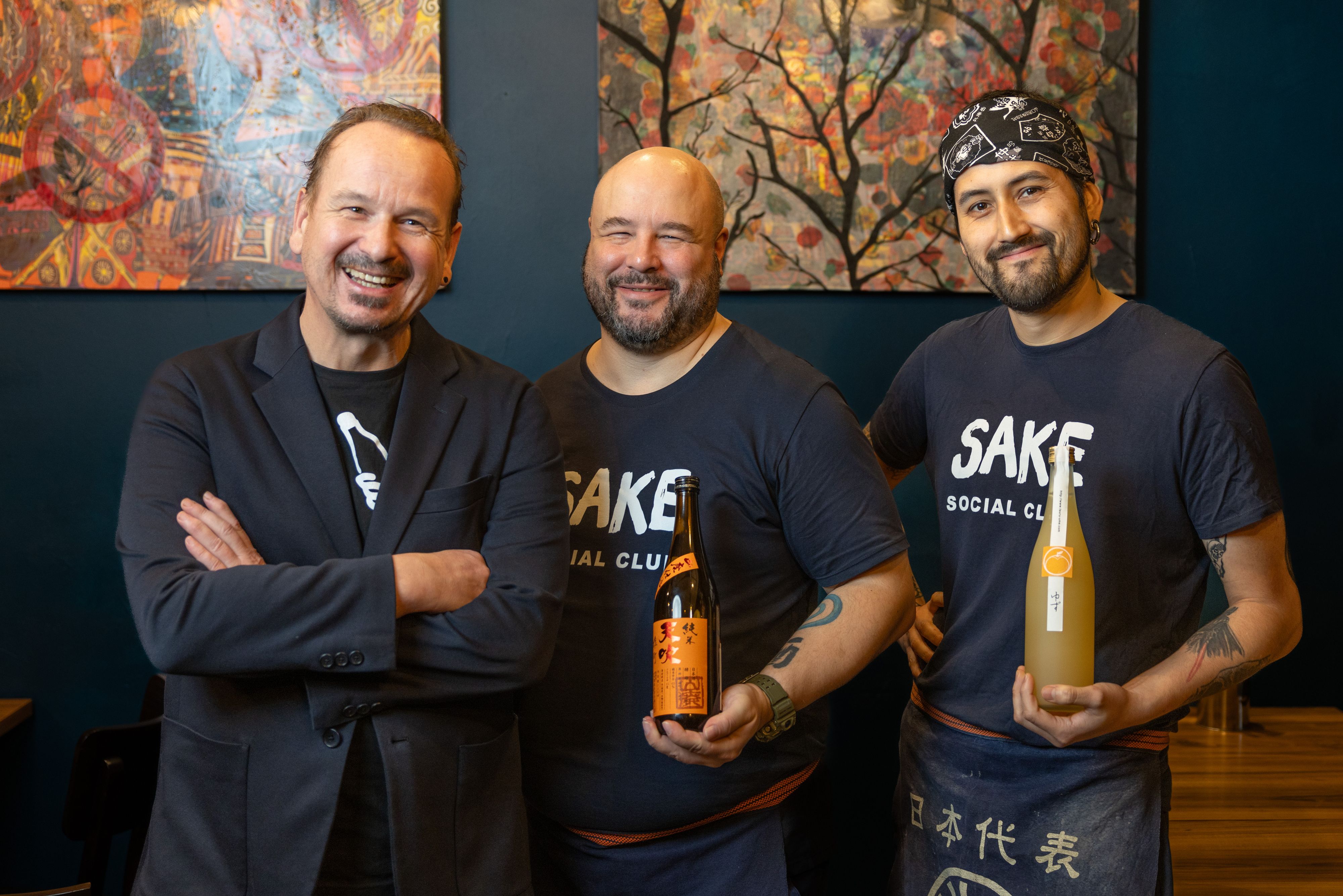 Das Okra Team von links: Wolfgang Krivanec, Noel Pusch und Alejandro. Alejandro ist der Koch. Noel ist der Sake Sommelier und&nbsp; Wolfgang der Inhaber