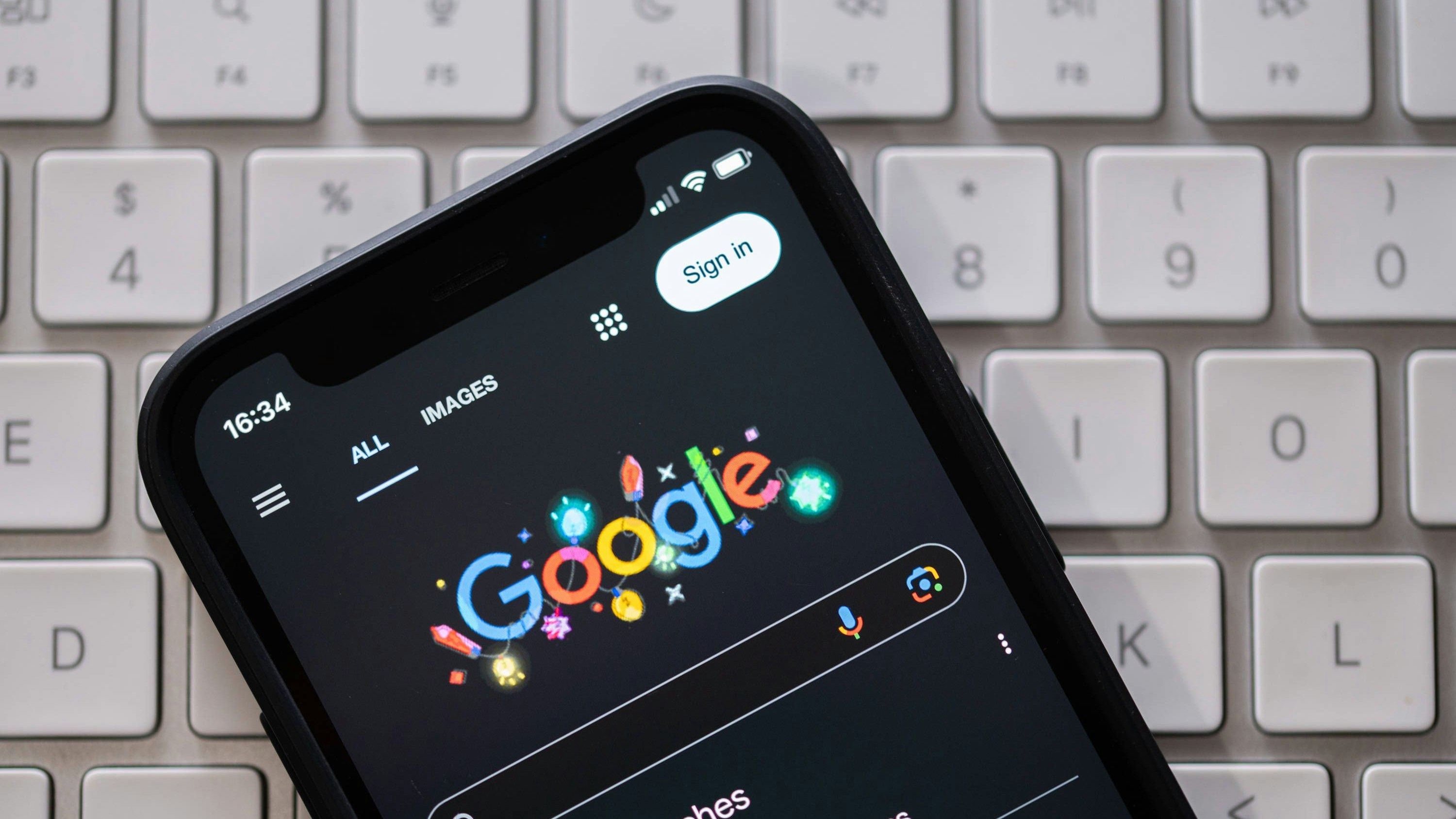 Google Photo Illustration in UK - 09 Dec 2024 In this photo illustration, the Google search engine is displayed on a smartphone screen. Google says that a new generation of chips has allowed the company to overcome a major hurdle in quantum computing. United Kingdom Copyright: xDavidxTramontanx/xSOPAxImagesx DTRAMONTAN_09DEC24_012