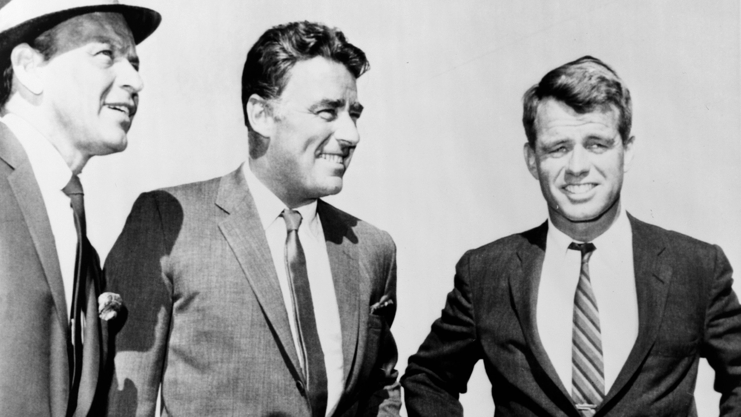 Frank Sinatra, Peter Lawford und
der damalige Generalstaatsanwalt Robert Kennedy (v. l.), Bruder von John F. und später ebenfalls einem Attentat erlegen, gemeinsam im Jahr 1961