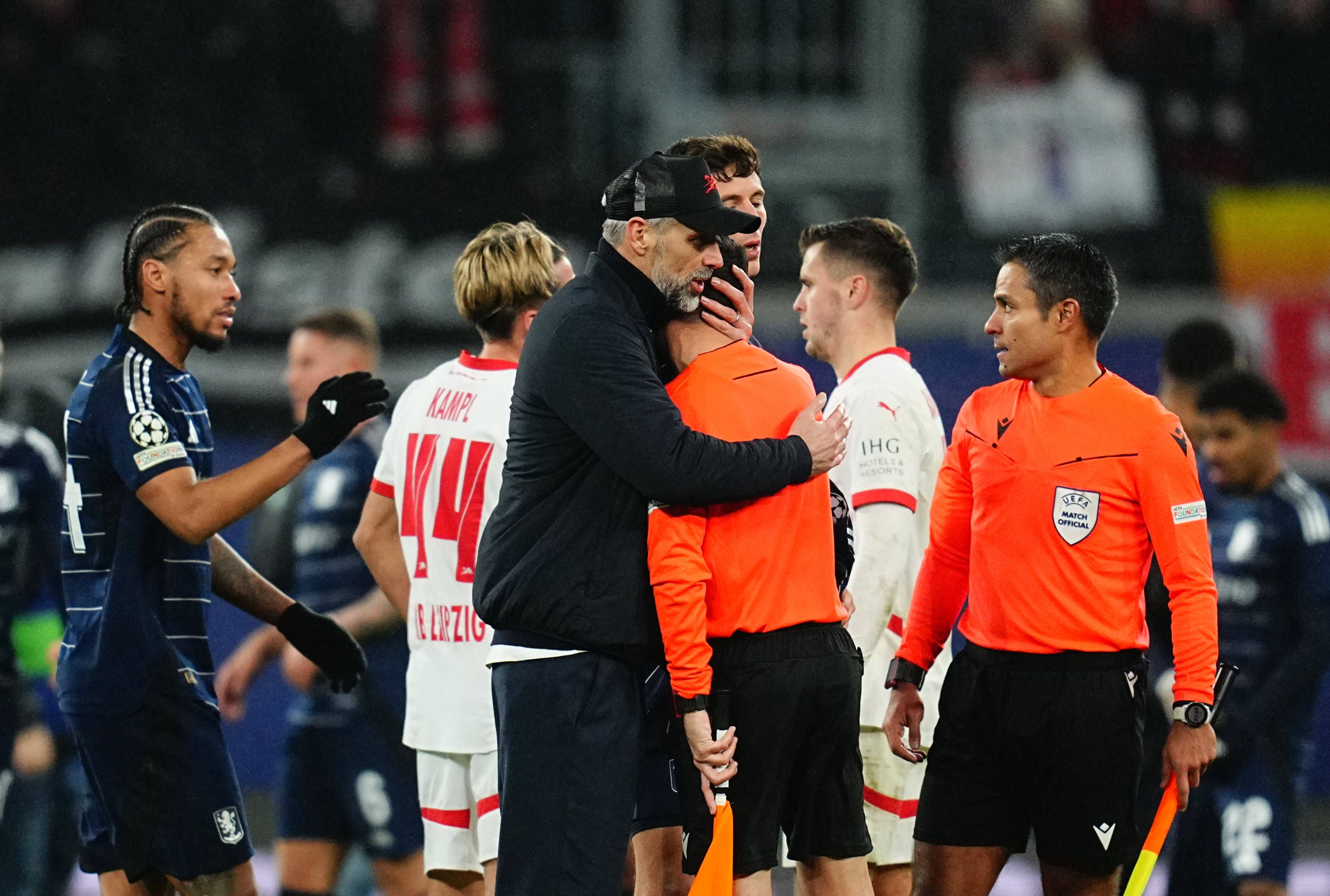 Rose tröstet den weinenden Linienrichter