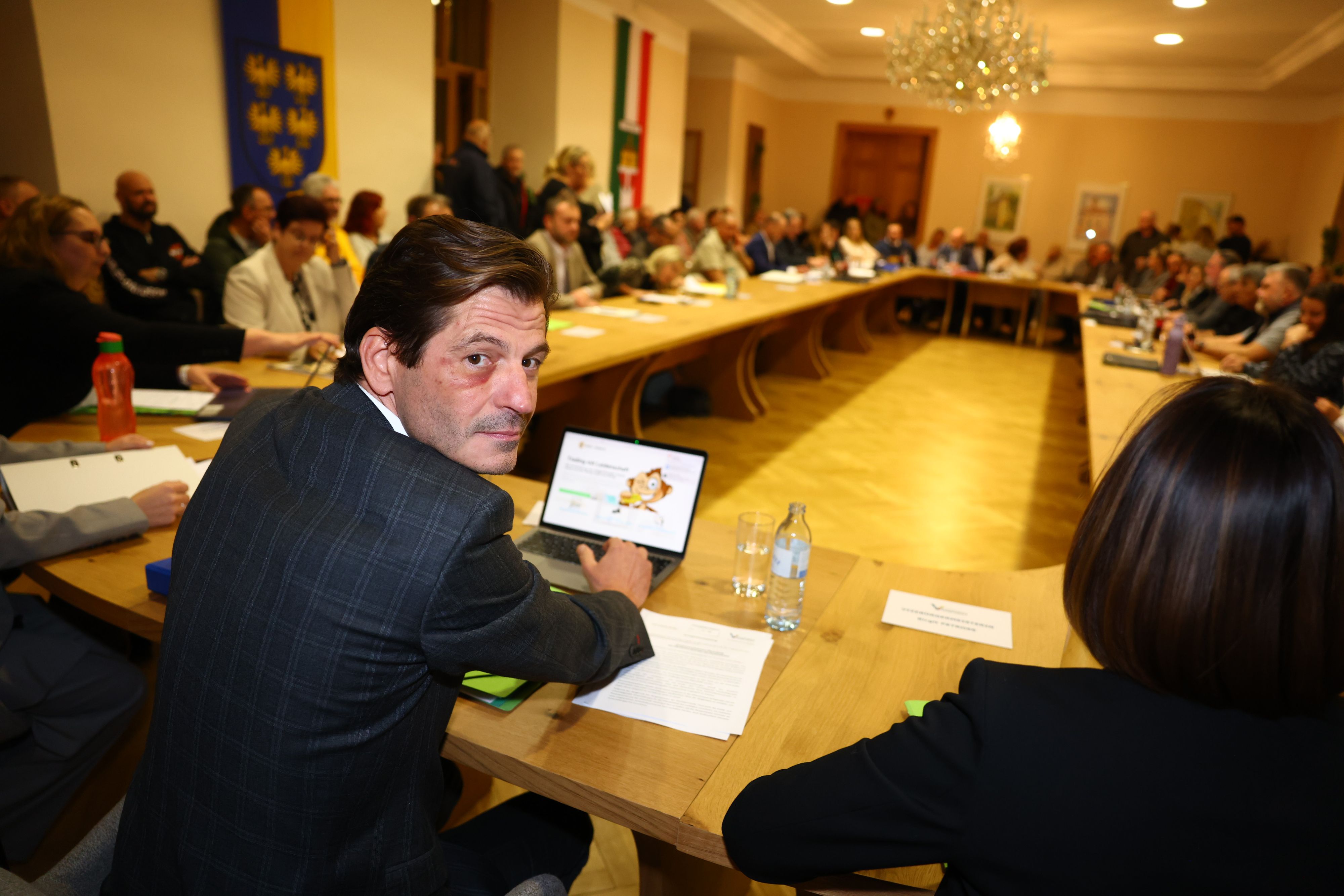 Gemeinderatssitzung: Bürgermeister Hannes Koza kam mit blauem Auge