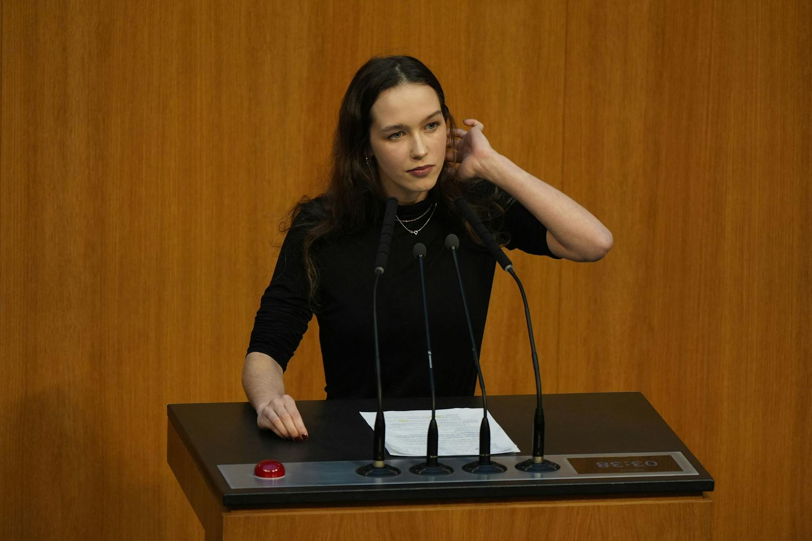 Lena Schilling gab ihre Premiere im Parlament.