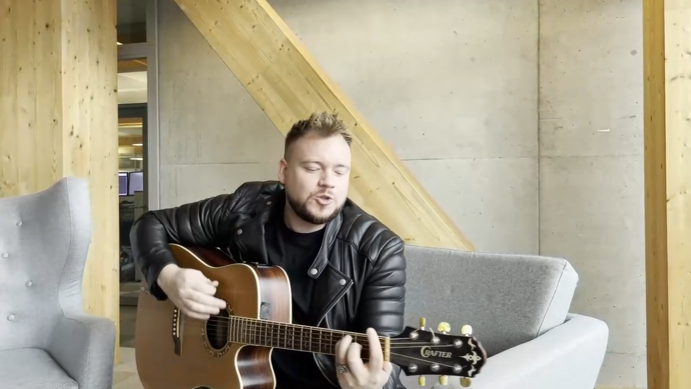 Gabriel Benedek begeistert mit seiner Gitarre.