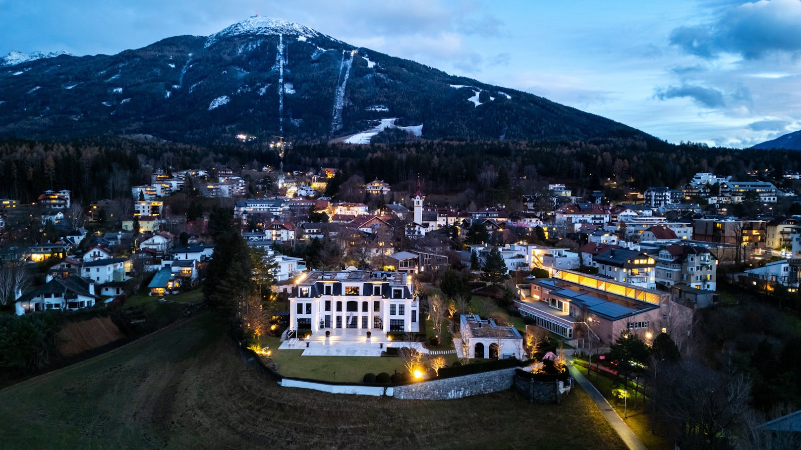 Das Hotel wurde abgerissen und auf dem mehrere tausend Quadratmeter großen Areal ein Luxusanwesen, die "Villa N", errichtet.