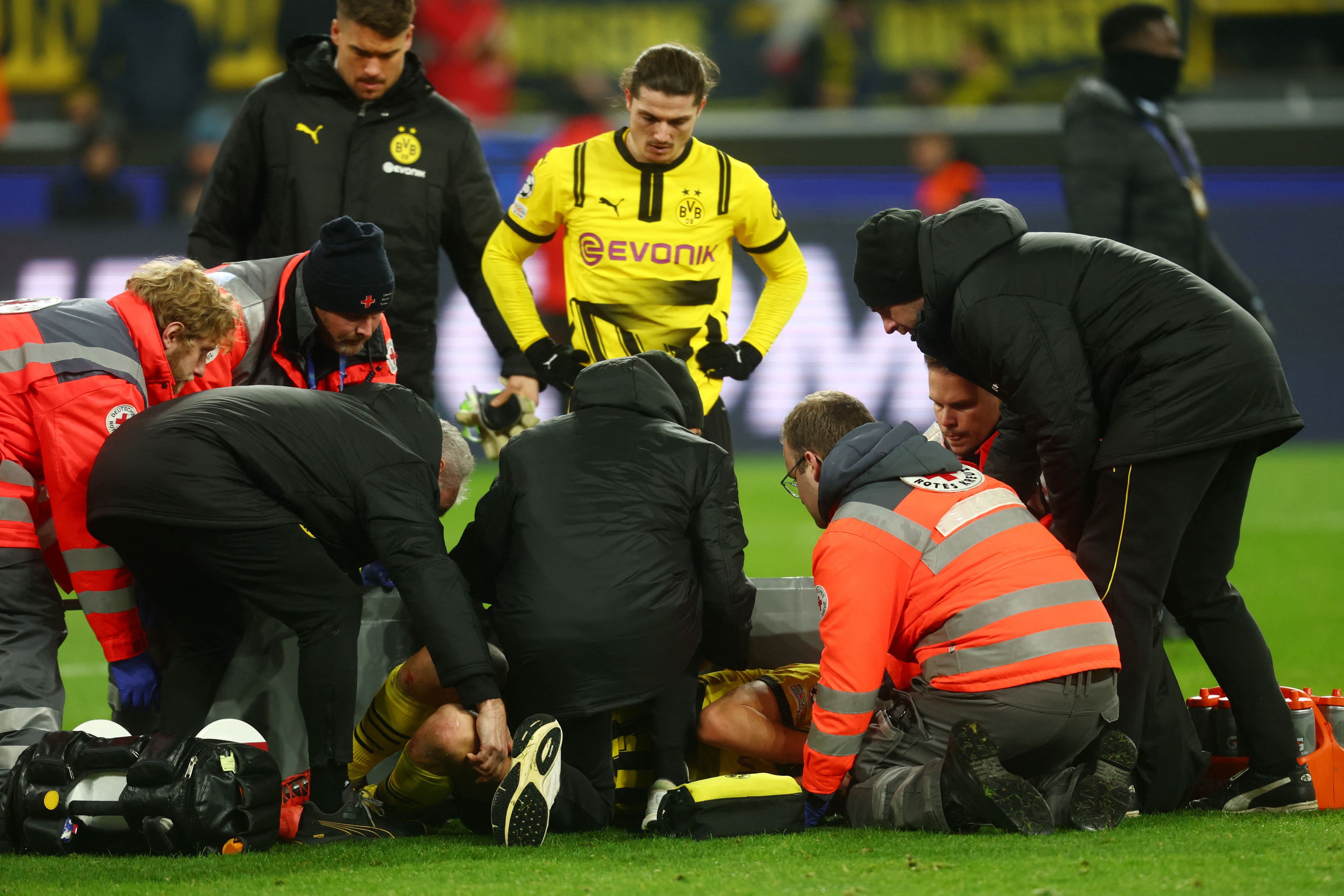 Nico Schlotterbeck musste nach dem Schlusspfiff versorgt werden, Marcel Sabitzer stand dabei bei seinem Teamkollegen. 