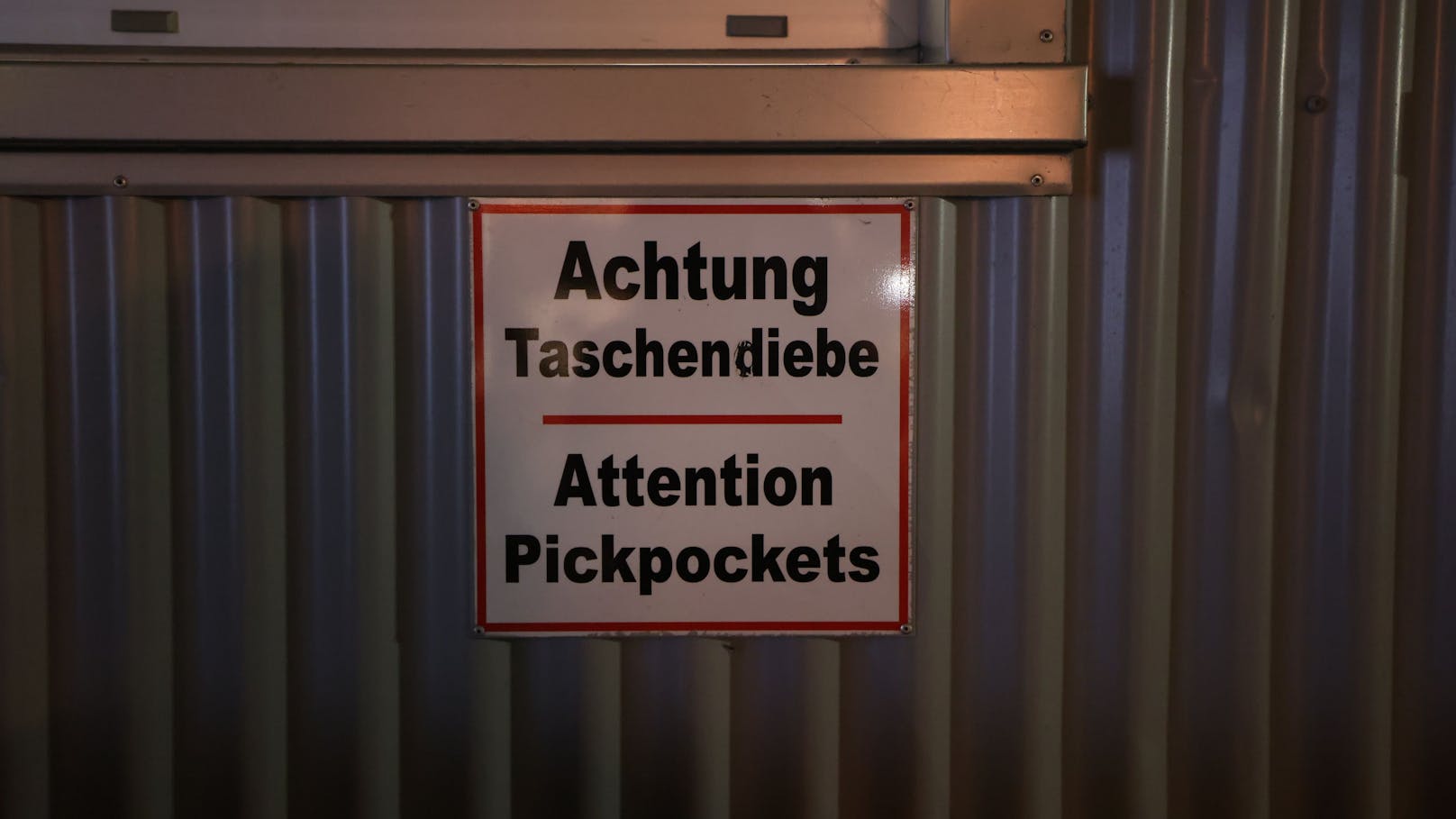 "Achtung, Taschendiebe!": Ein warnendes Schild erinnert daran, dass der VIB kein sicherer Ort für Gepäck zu sein scheint.