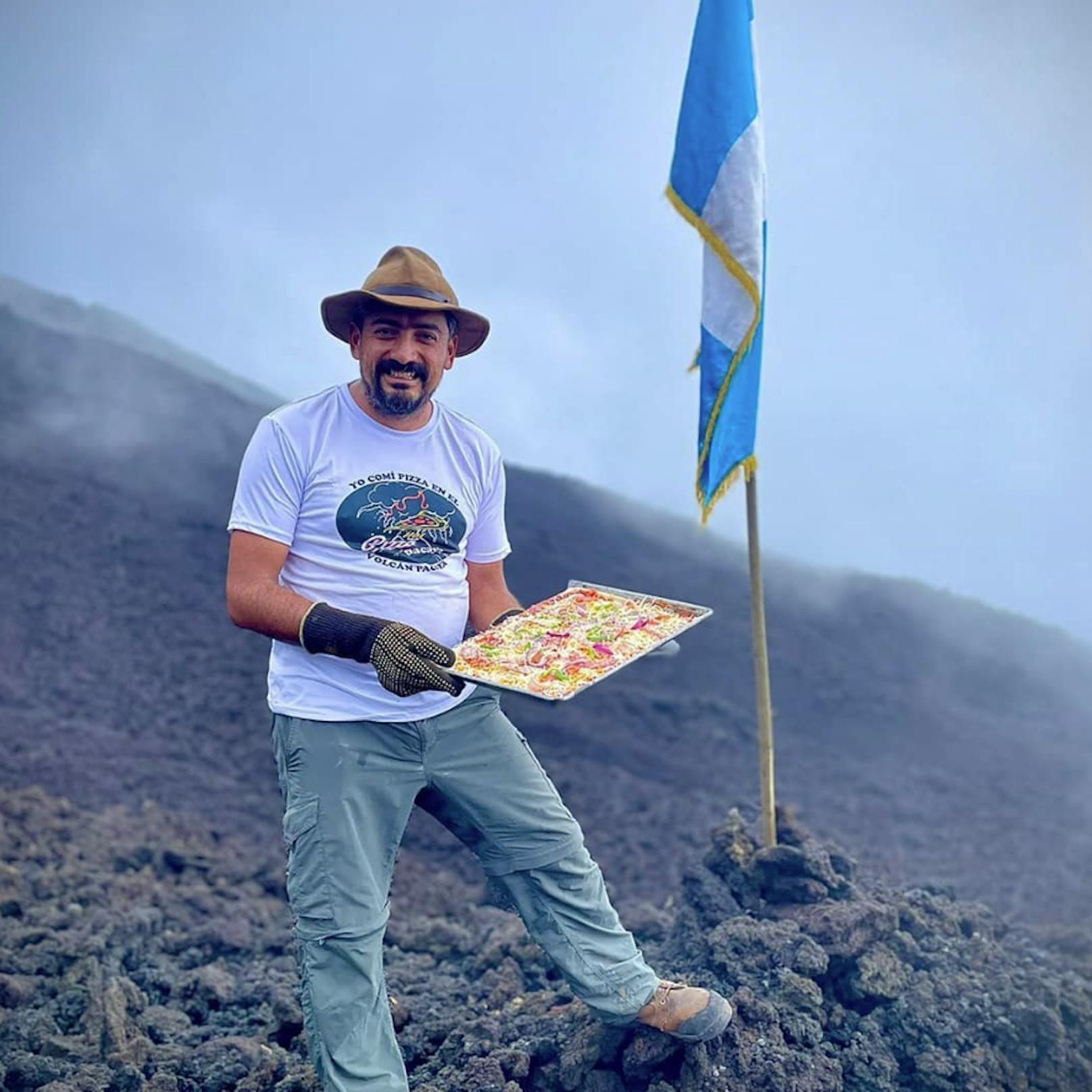 Chefkoch Mario David Garci nutzt die Hitze der Lava auf einem Vulkan in Guatemala zum Backen.