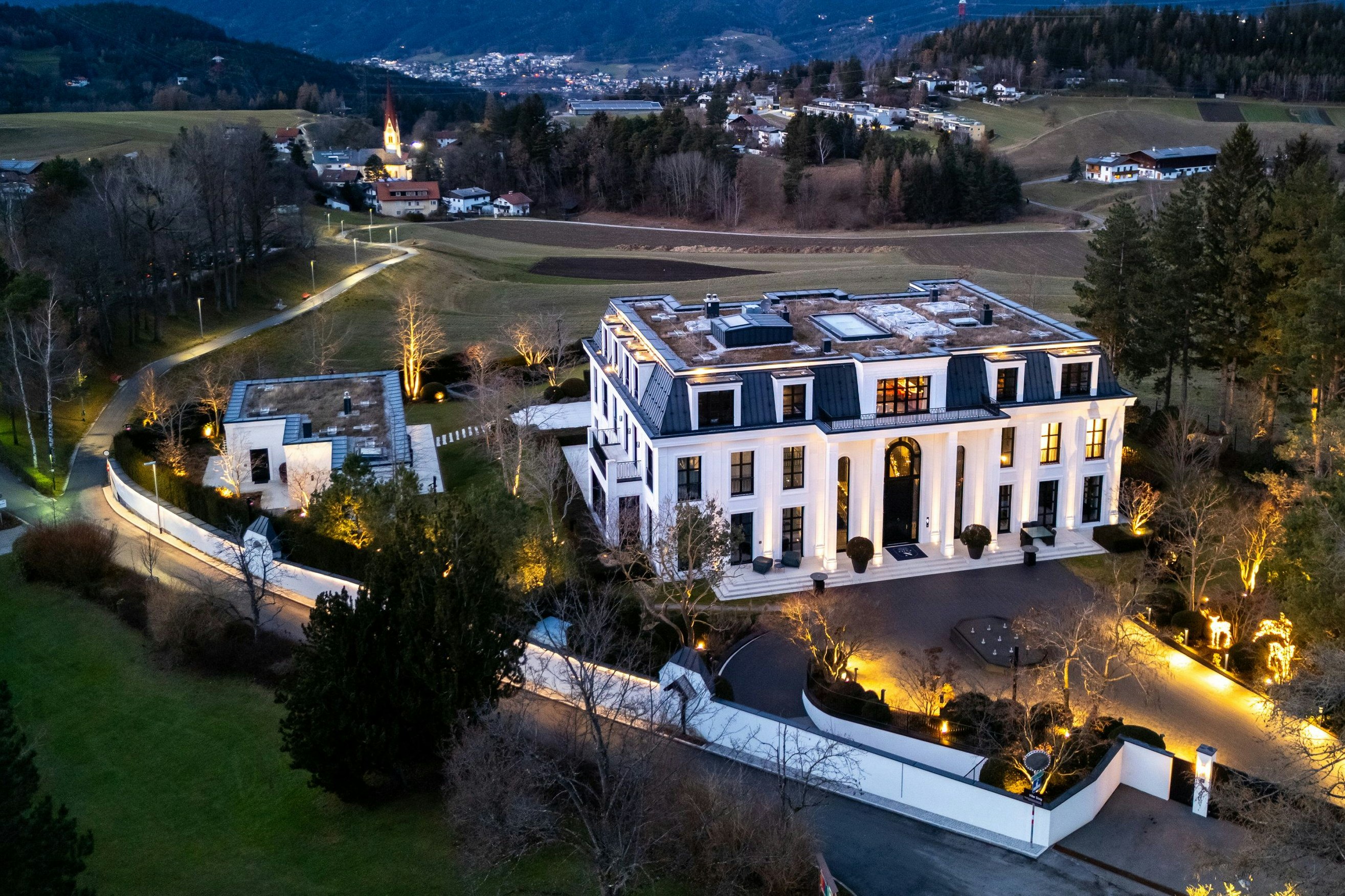 Aus der riesigen Villa in Innsbruck-Igls musste die Familie Anfang 2025 ausziehen, sie gehört offiziell einer Stiftung