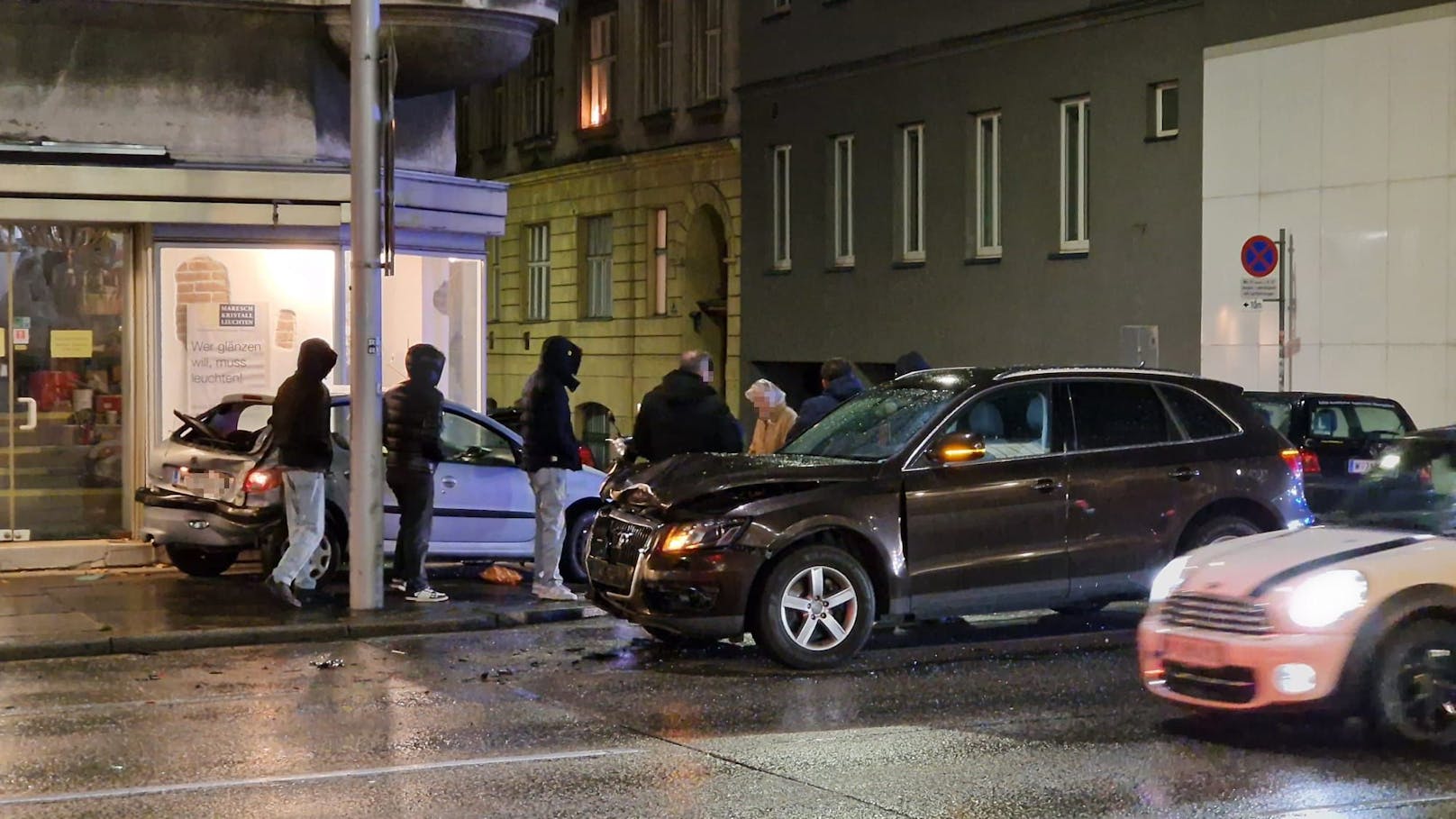 Schwerer Audi-Crash am Wiener Gürtel – SUV demoliert