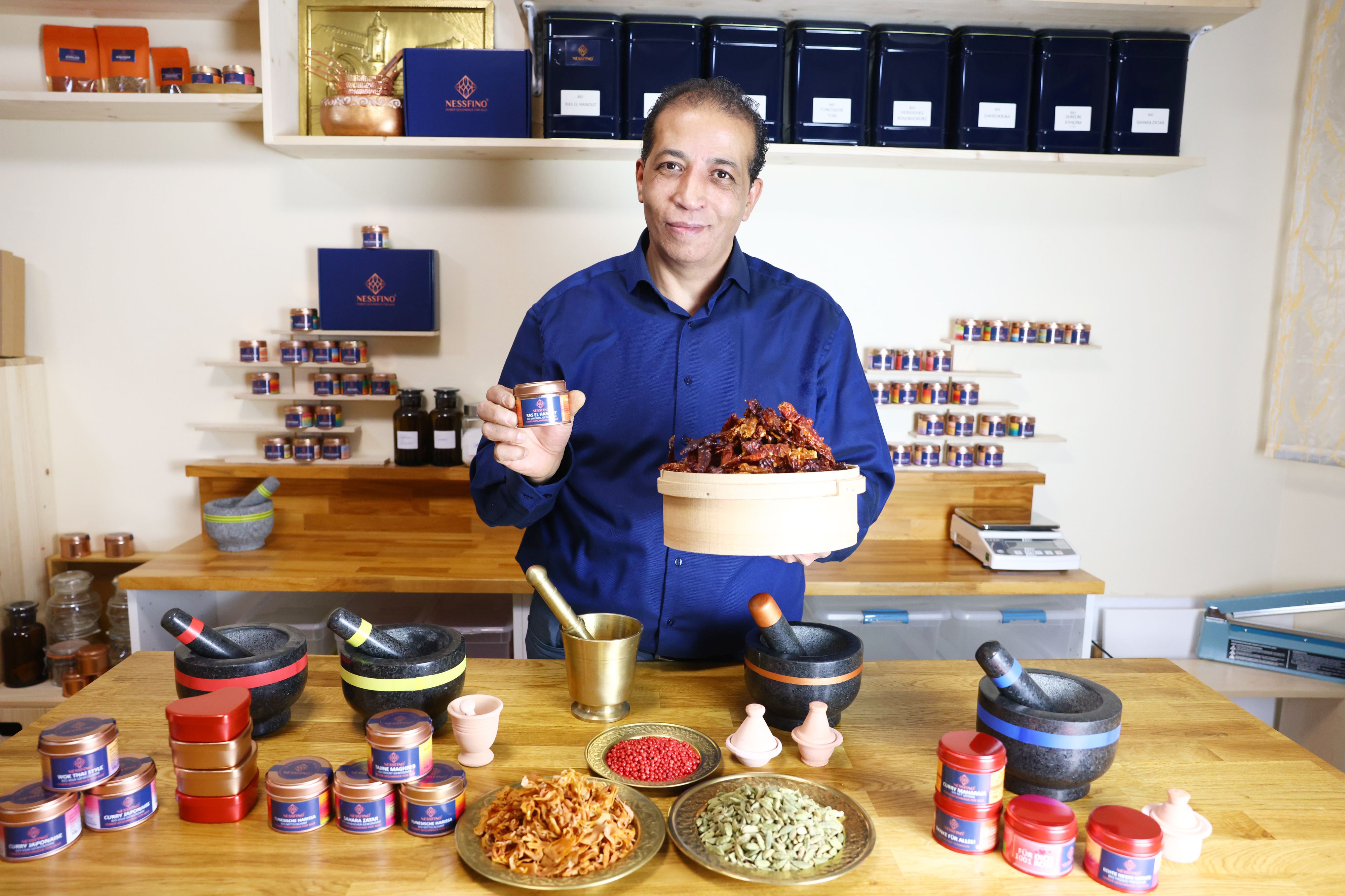 Über  150 Gewürzmischungen bietet Brahim Antri in seinem Shop 