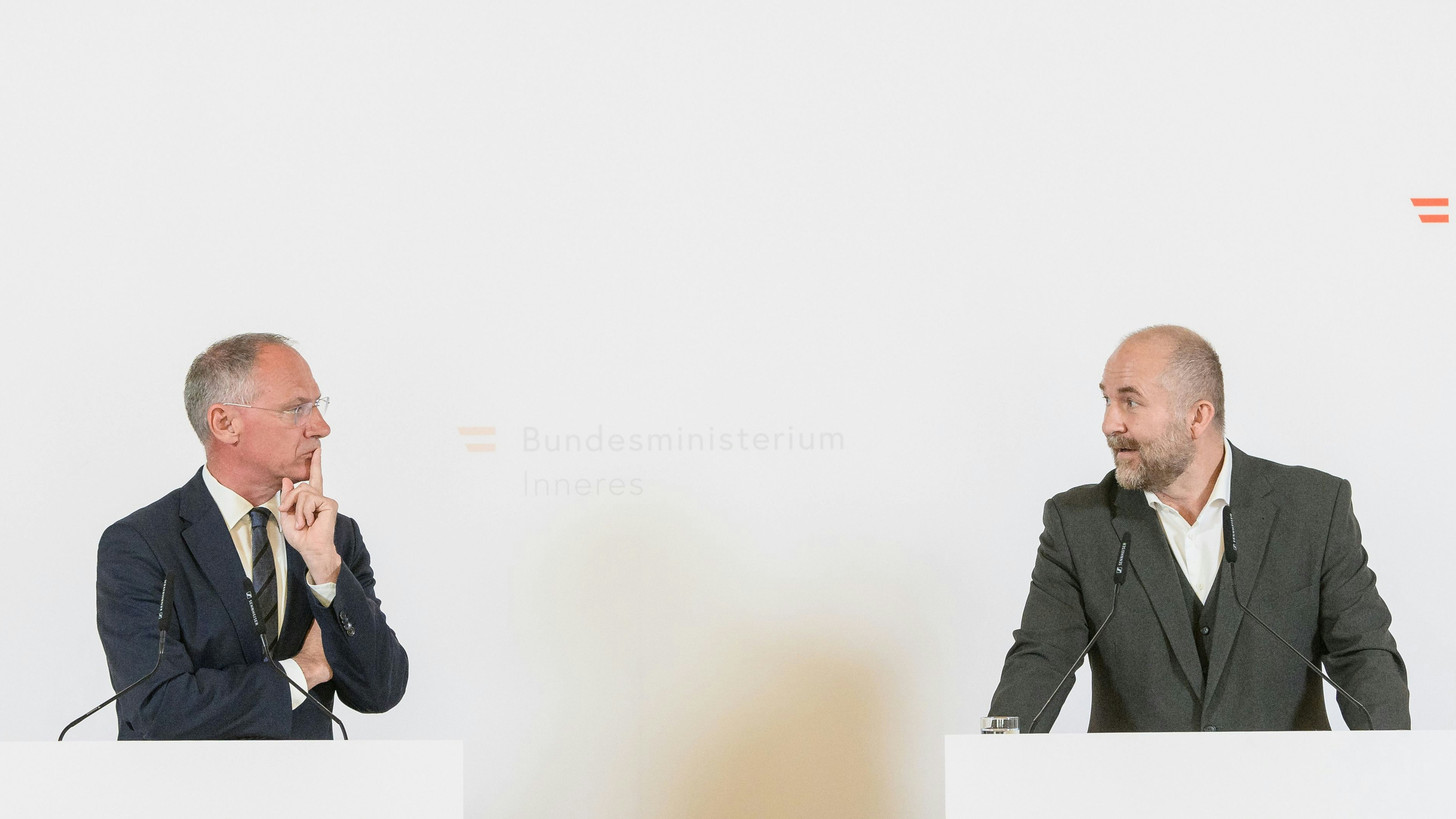 Innenminister Gerhard Karner (ÖVP) und Direktor des Bundesamts für Fremdenwesen und Asyl (BFA) Gernot Maier bei einer Pressekonferenz am 10. Mai 2024.