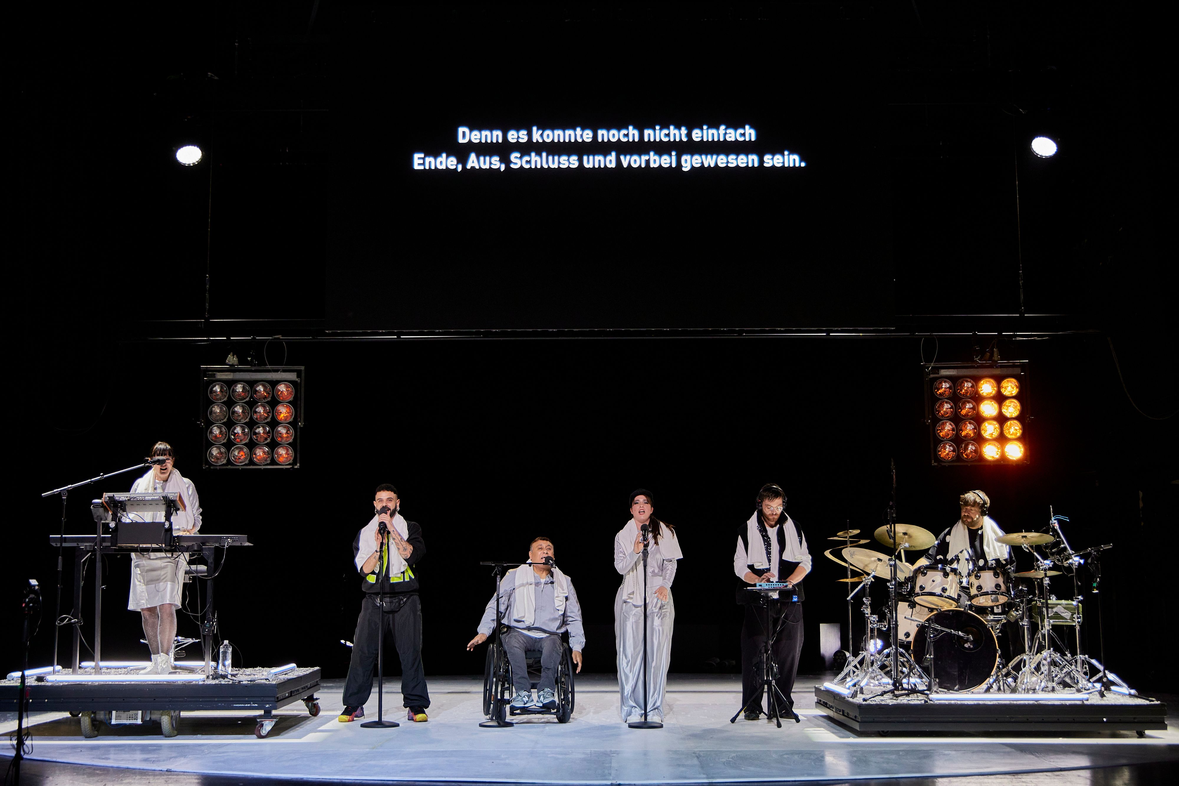 Verschiedene Menschen erzählen ihre Geschichten.