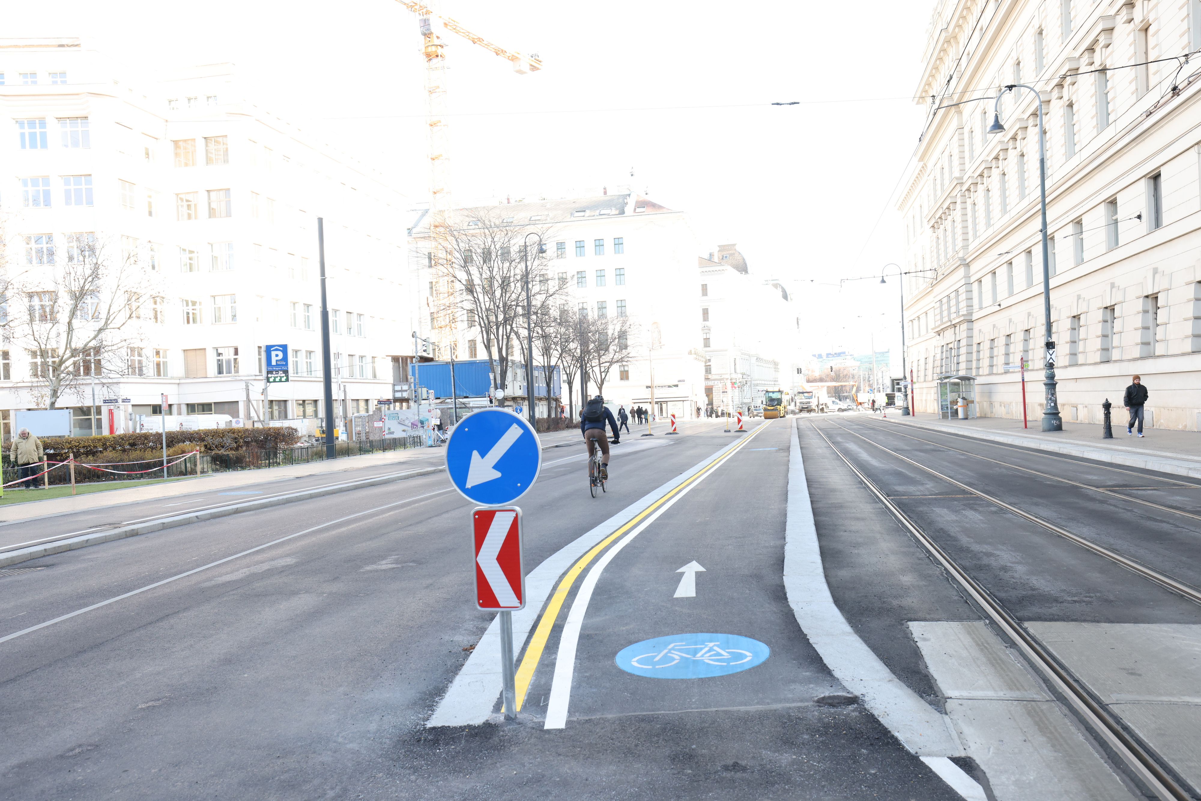 Der neue Radweg. Links davon die Autofahrspur, rechts die Straßenbahngleise.