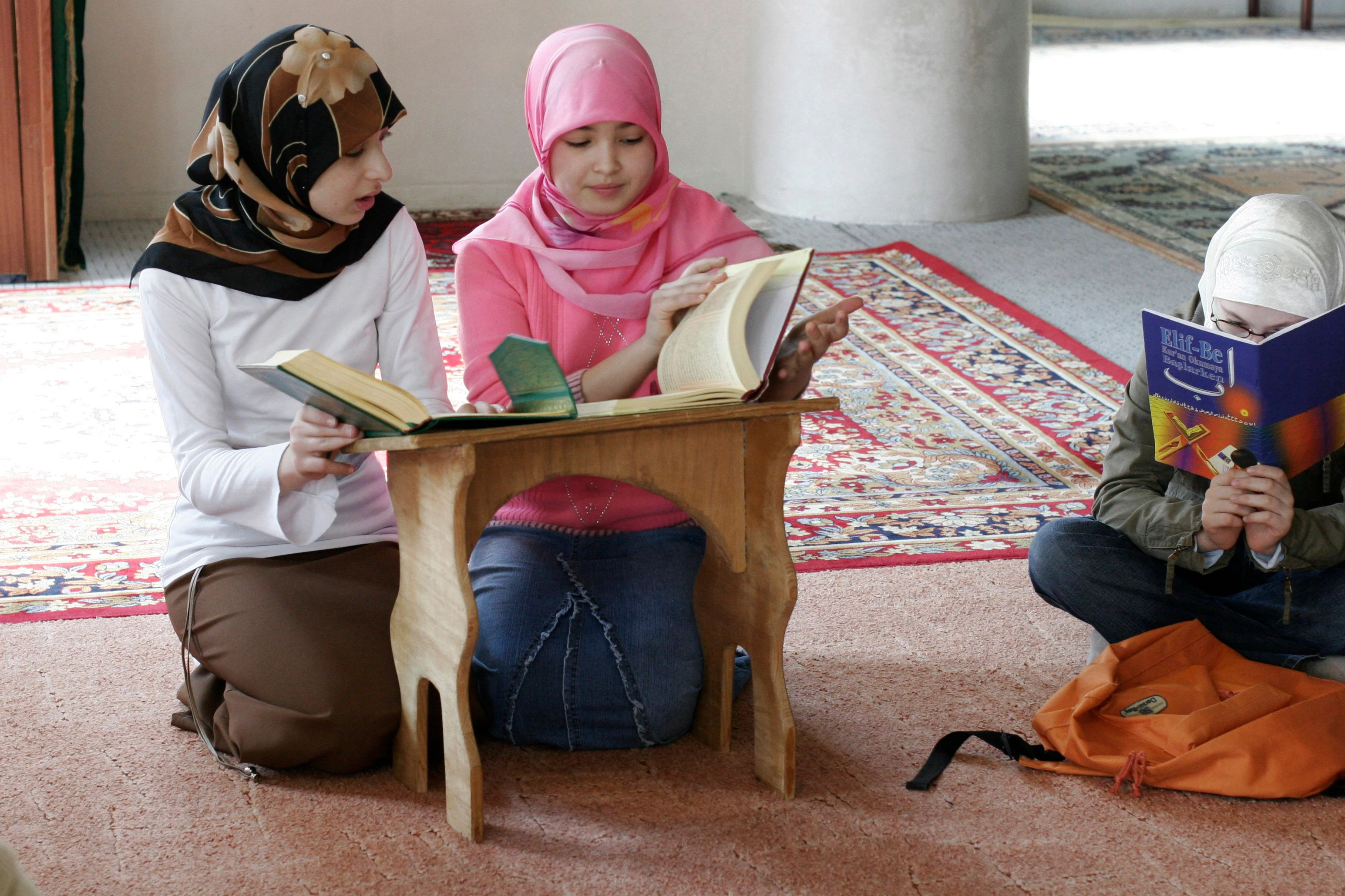 Muslimische Mädchen in einer Koranschule: Kopftuch, Fasten und Beten seien für viele junge Muslime eher als eine Form sozialer Kontrolle von Bedeutung, sagt Studienautor Kenan Güngör