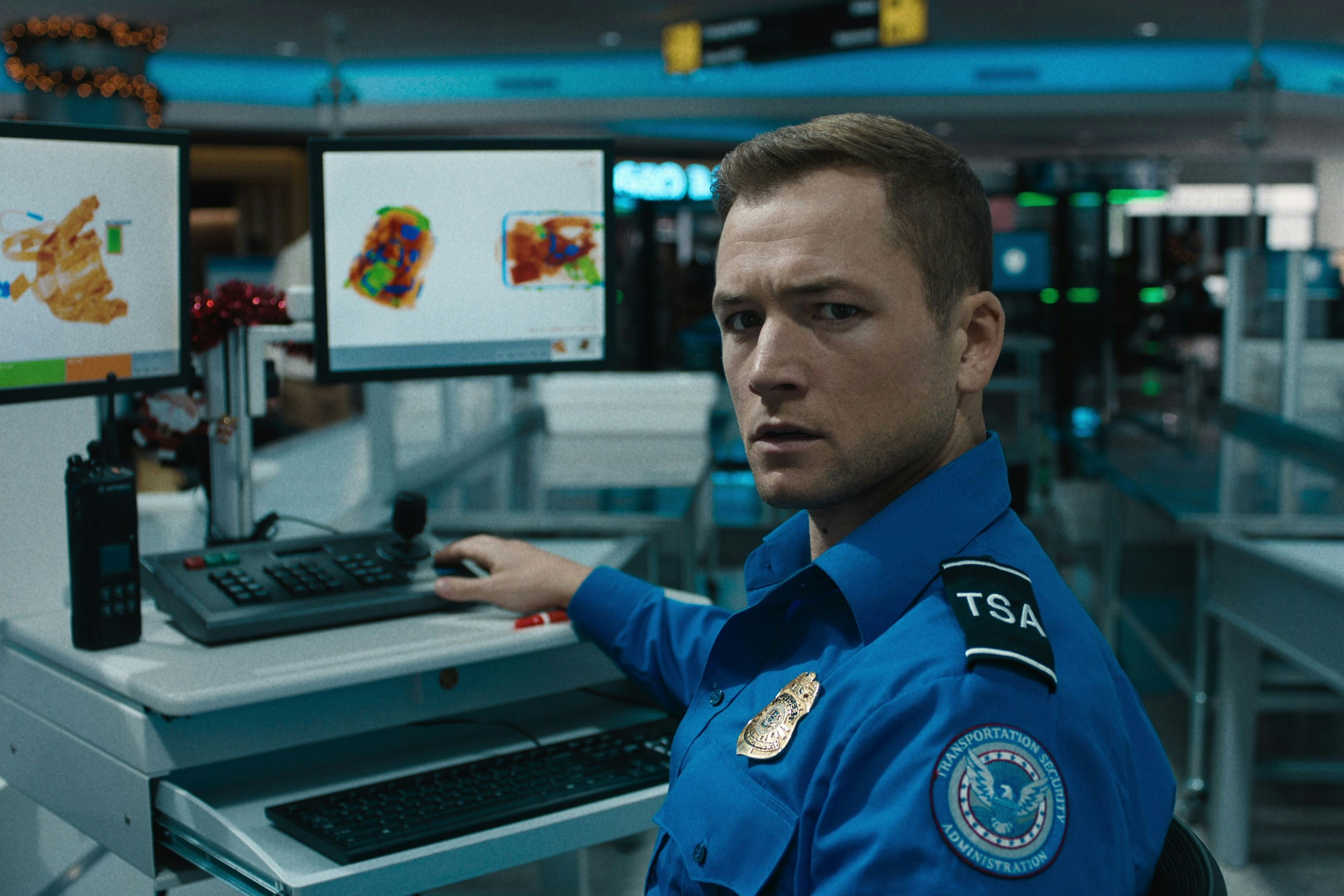 Kommt just am Weihnachtstag in die Bredouille: Taron Egerton als Airport-Security Ethan Kopek in "Carry-On"