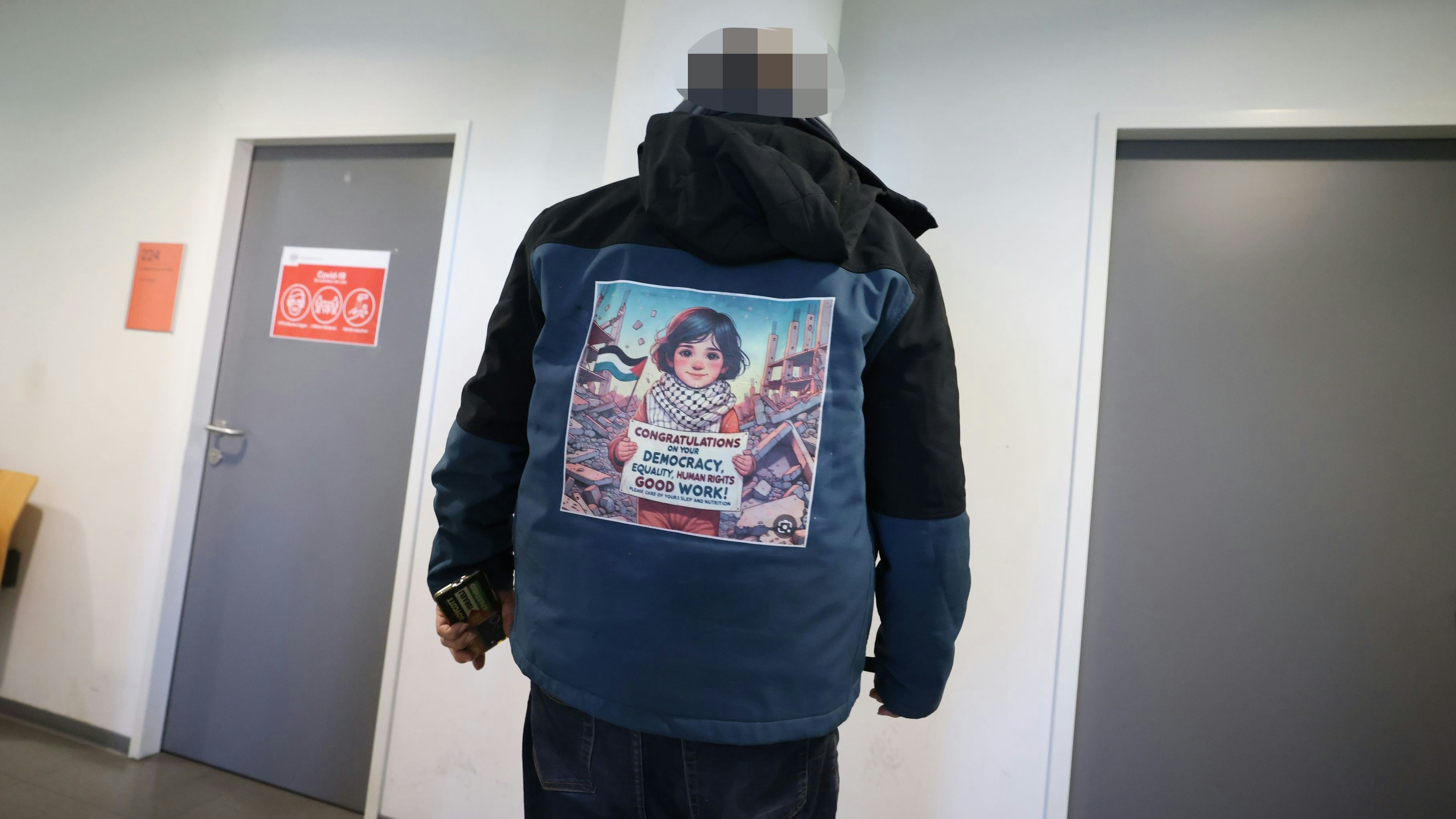 Zeuge kam mit auffälliger Jacke in das Bezirksgericht Innere Stadt.