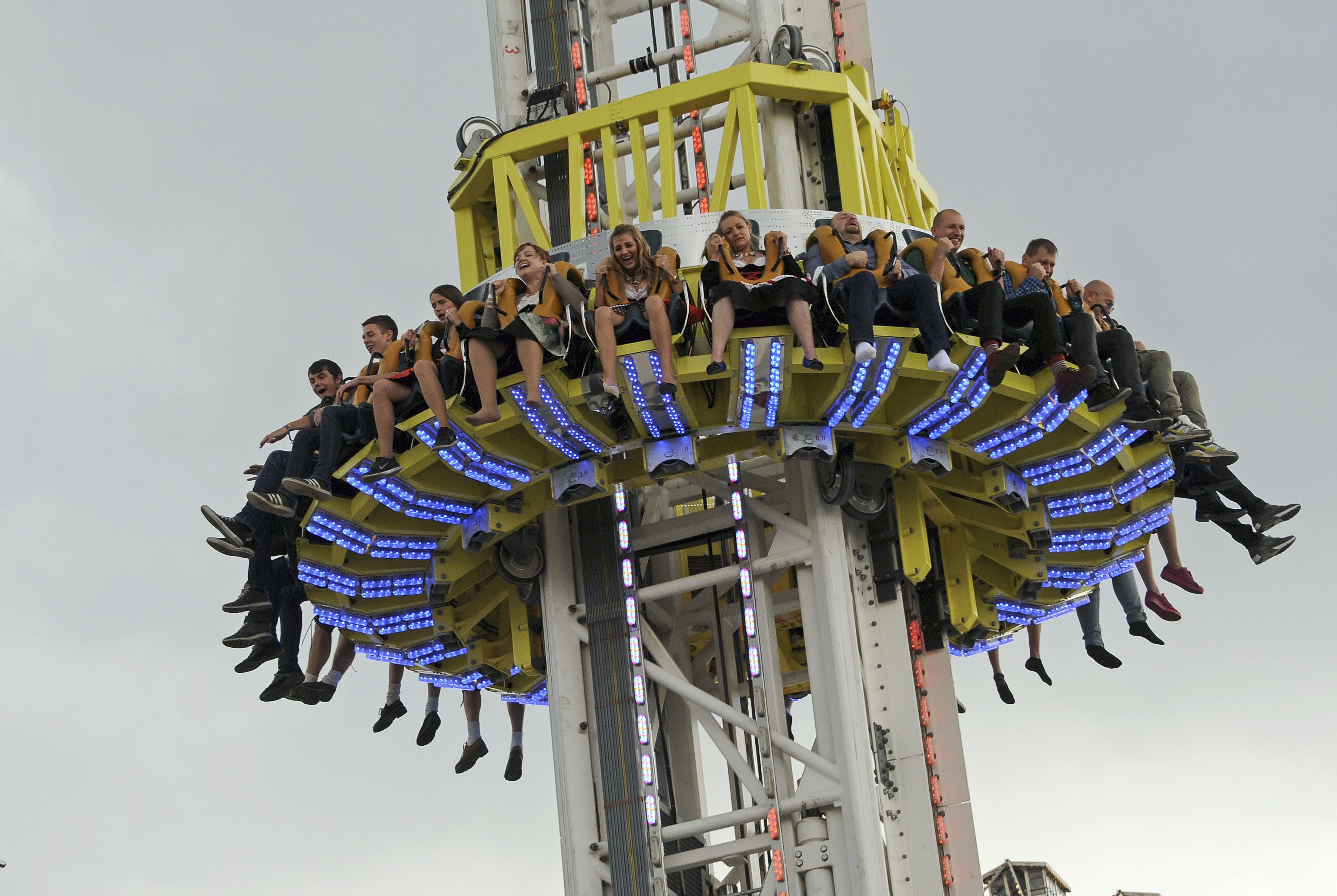 Der 14-Jährige wurde bei dem Unfall aus dem Fahrgeschäft geschleudert. (Symbolbild) 
