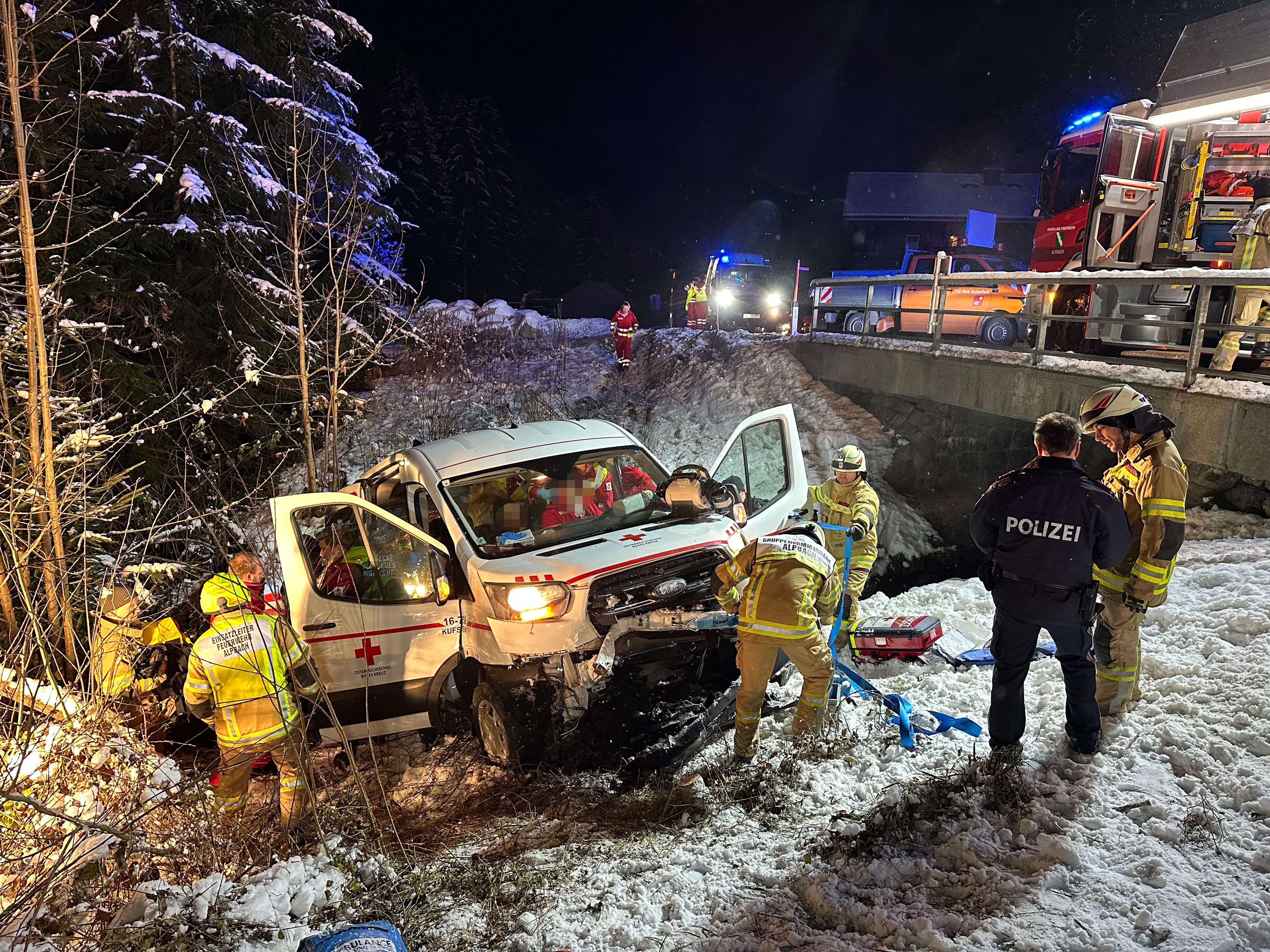 In der Tiroler Gemeinde Alpbach kam es am 11. Dezember 2024 zu einem Verkehrsunfall mit einem Fahrzeug des Roten Kreuzes. Alle fünf Insassen wurden verletzt.