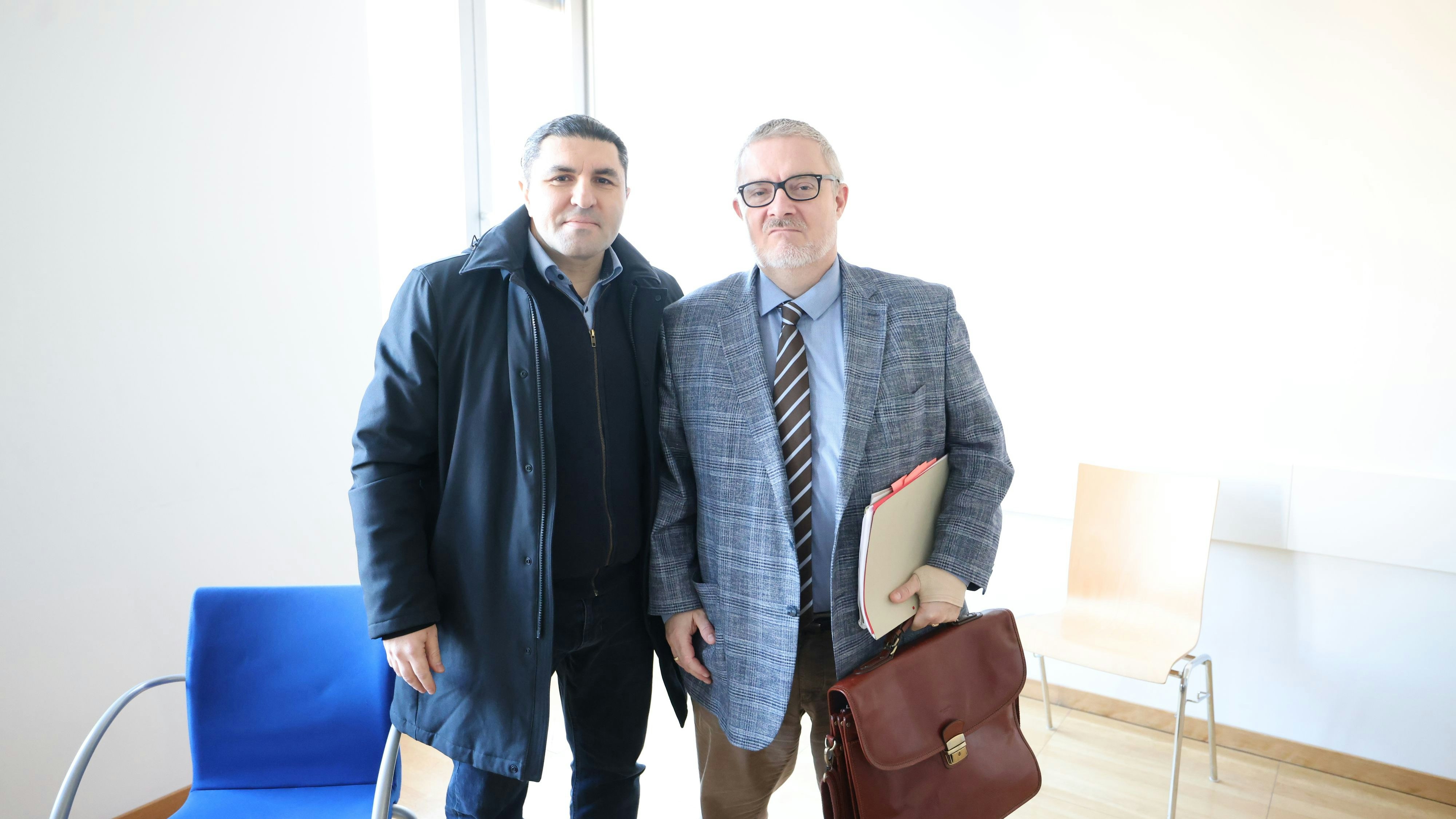 Strafverteidiger Roland Friis und sein Mandant (l.) vor Gericht in Wien.