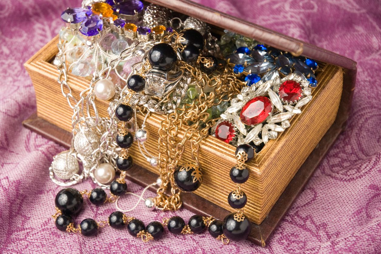 Pensionistin übergab Schmuckkoffer an falsche Polizisten.