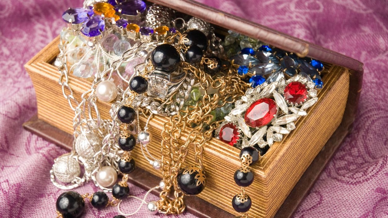 Pensionistin übergab Schmuckkoffer an falsche Polizisten.