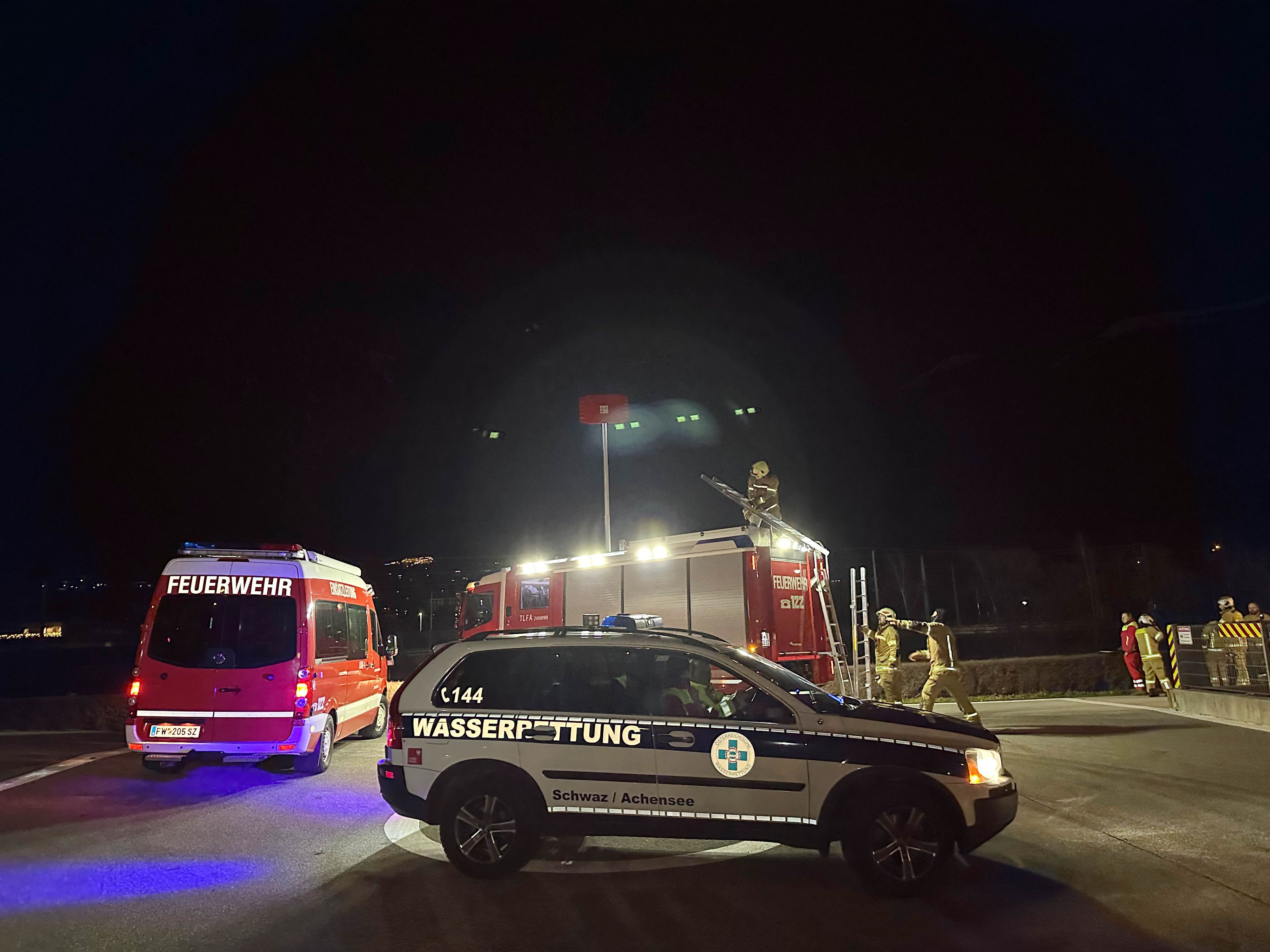 Feuerwehr, Wasserrettung und Polizei standen im Einsatz.