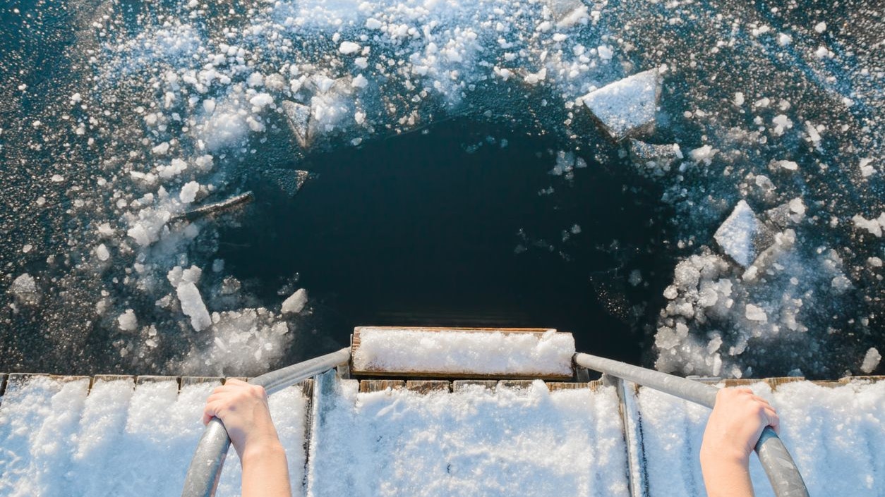 Ärzte warnen vor gesundheitlichen Problemen nach einem Eisbad. (Symbolbild)