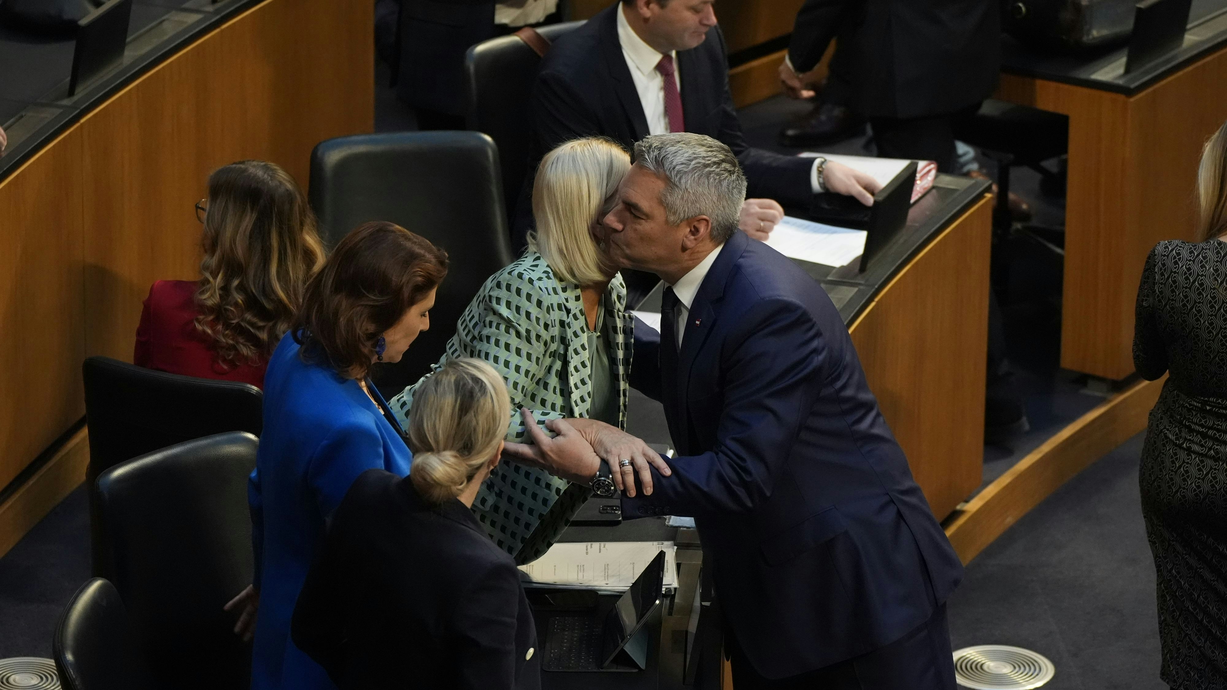 Karl Nehammer schnäbelt Klaudia Tanner, vor allem die Handhaltung ist spektakulär