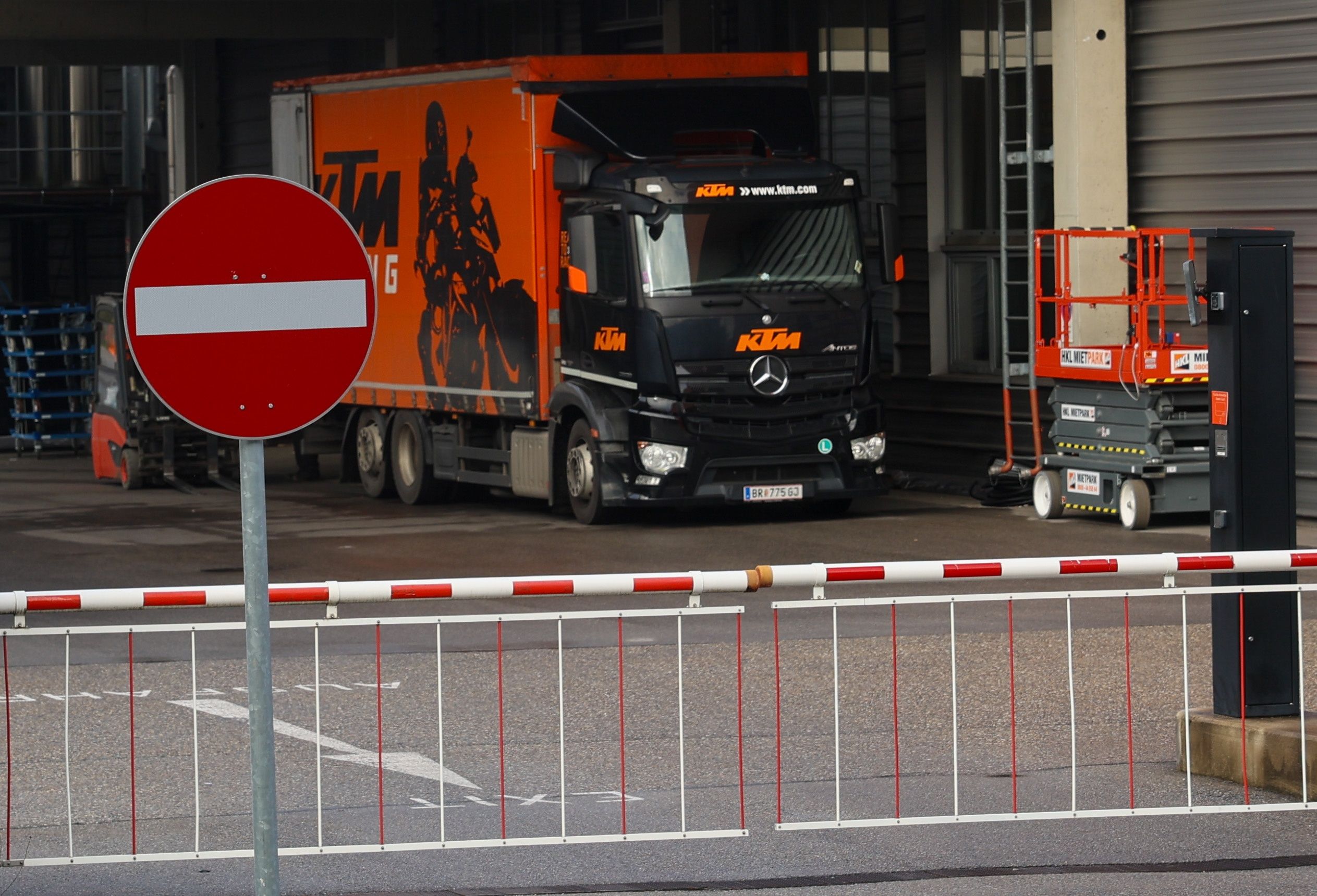 Für hunderte Mitarbeiter ist kein Ende des KTM-Dramas in Sicht. Geld wird es vor Weihnachten auch keines geben.