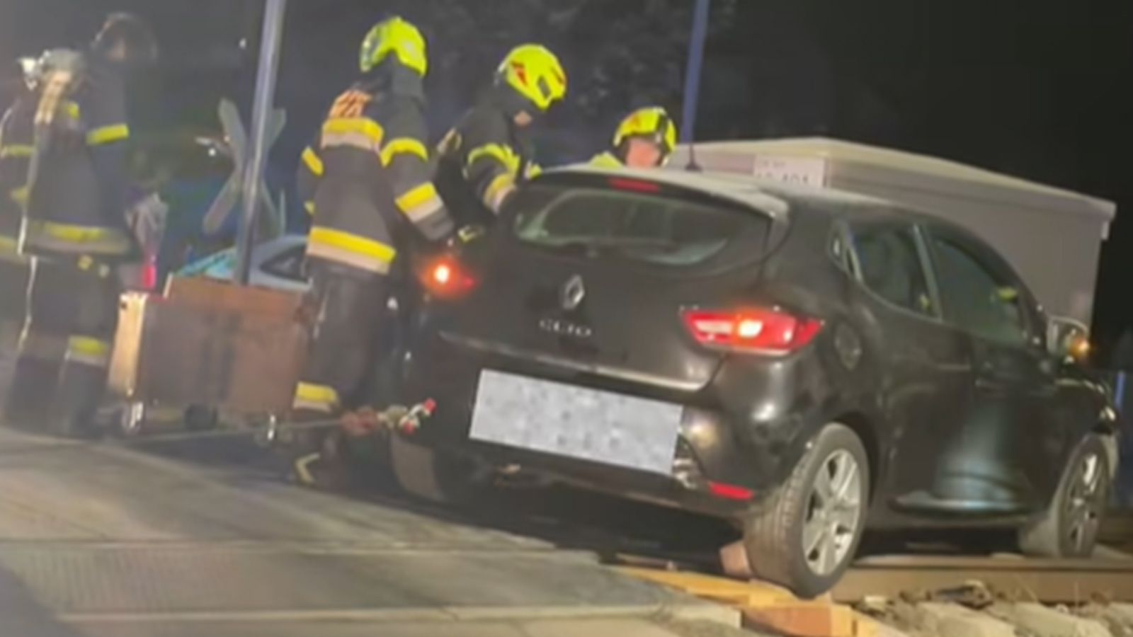 Der PKW wurde von den Einsatzkräften der Feuerwehr geborgen.