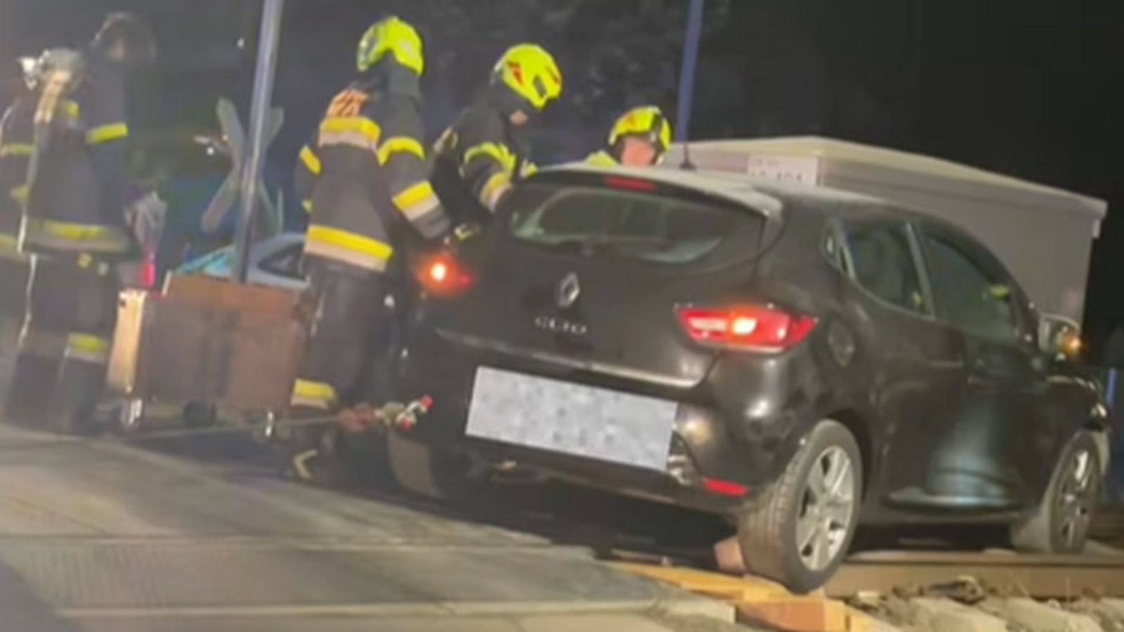 Der PKW wurde von den Feuerwehren Nötsch und St. Paul, die mit 34 Einsatzkräften vor Ort waren, geborgen.