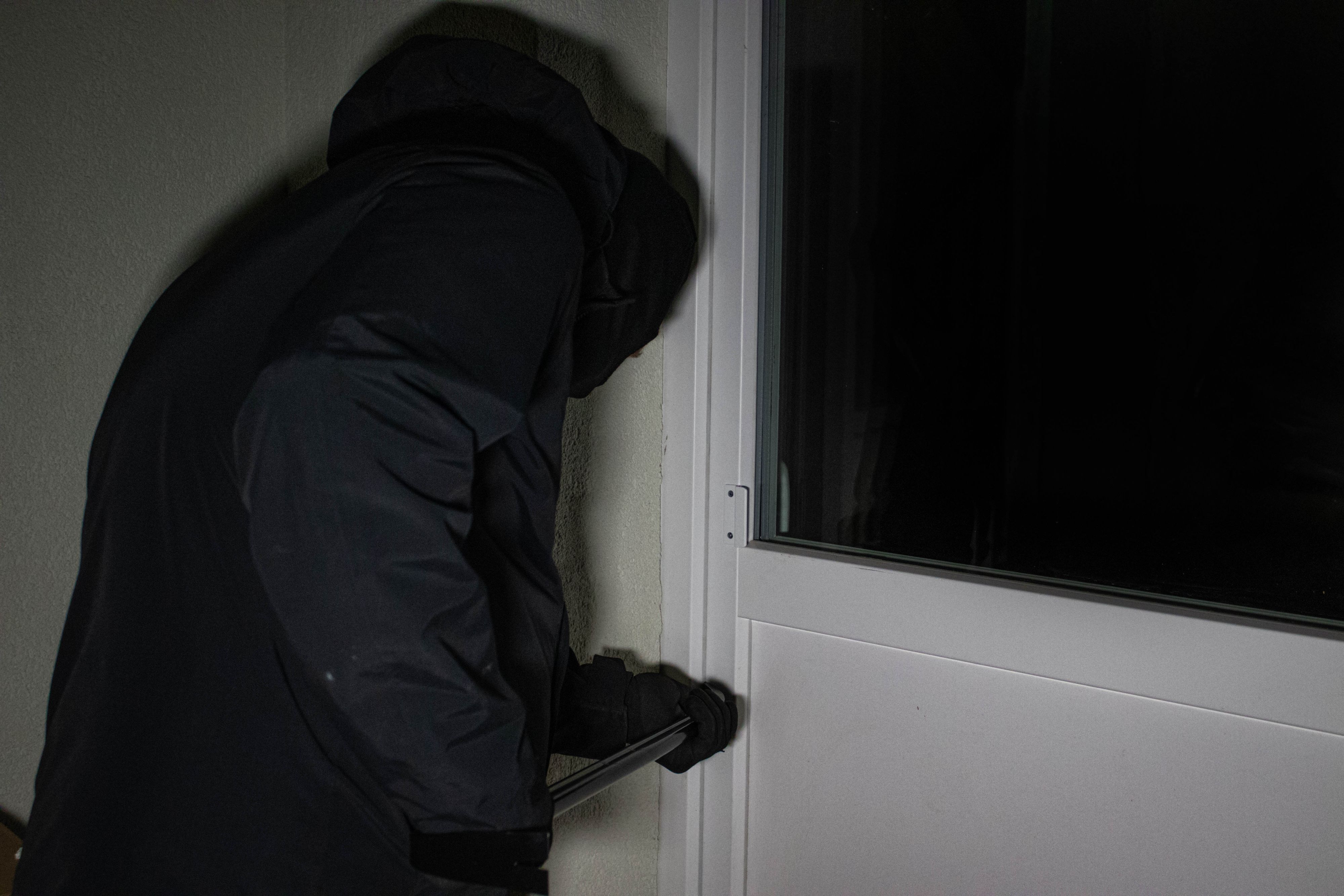 Die Jugendlichen sollen in mehrere Keller eingebrochen sein. (Symbolbild)