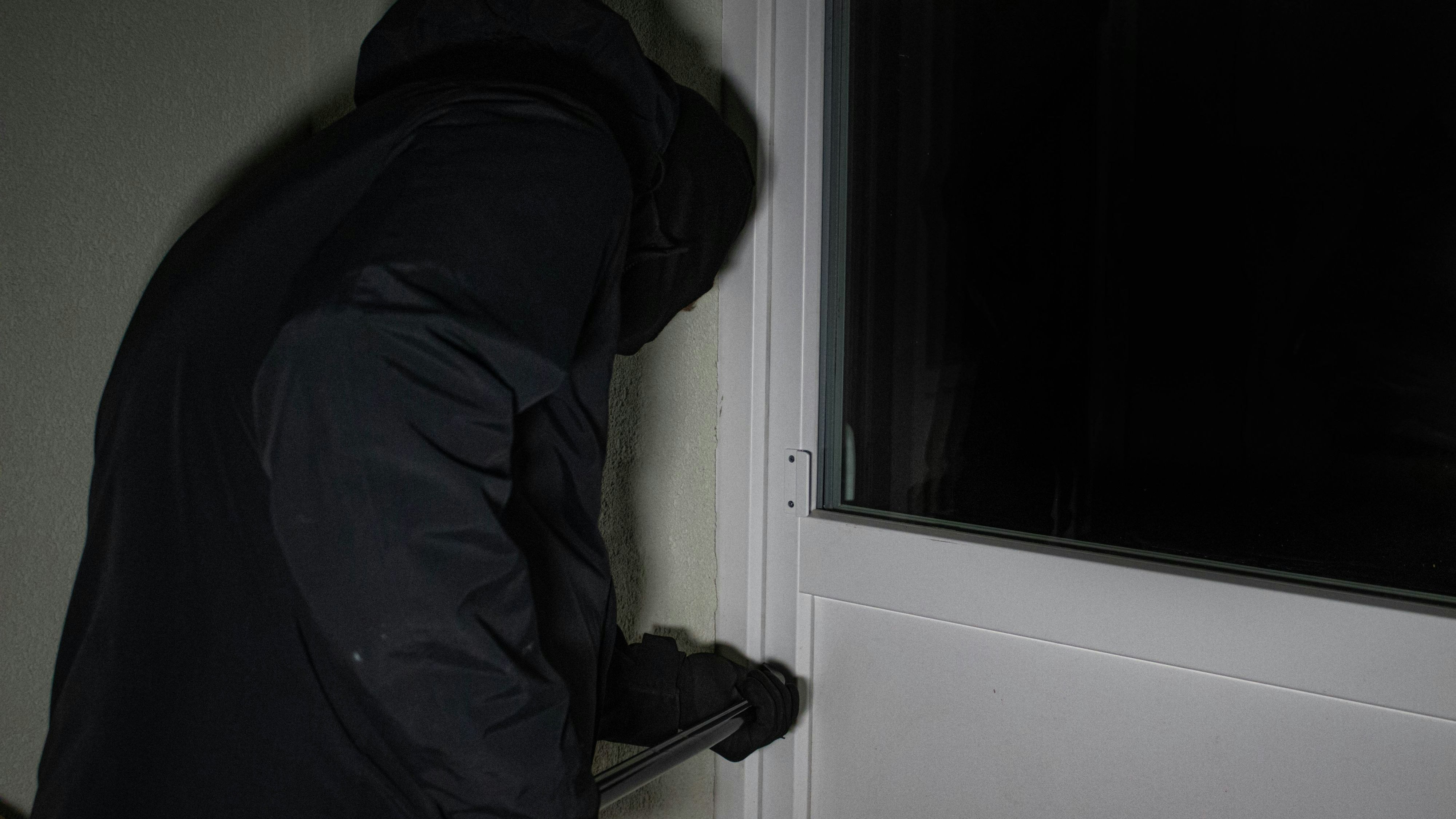 Die Jugendlichen sollen in mehrere Keller eingebrochen sein. (Symbolbild)