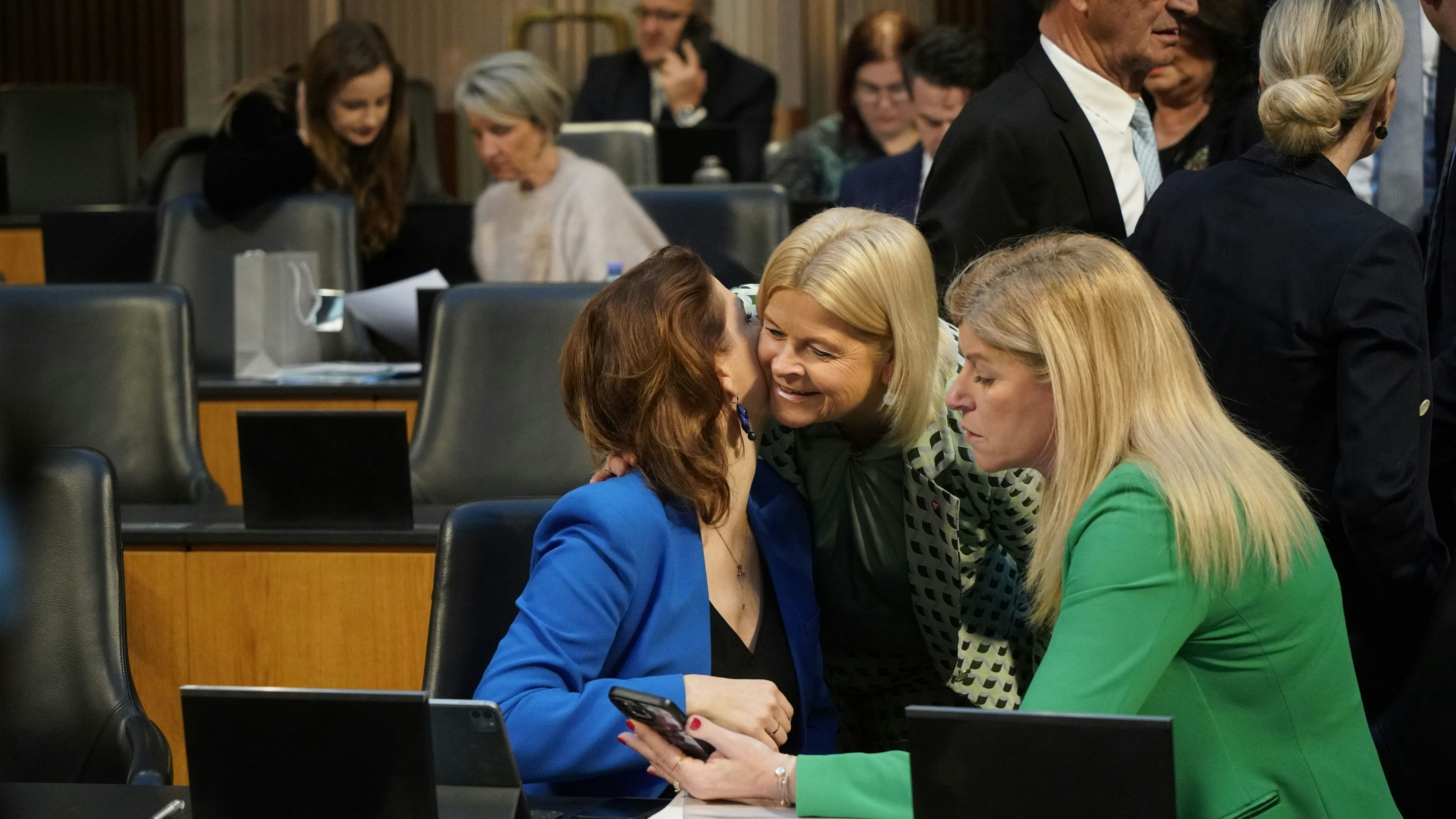 Küssen ist Nebensache: Klaudia Tanner liest parallel Handynachrichten