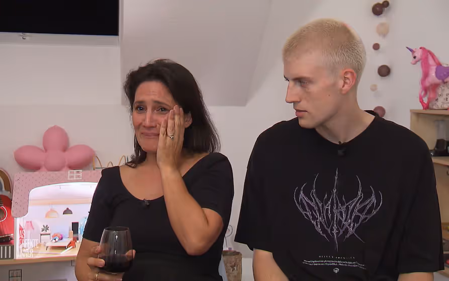 Mariam kann ihre Tränen nicht zurückhalten.