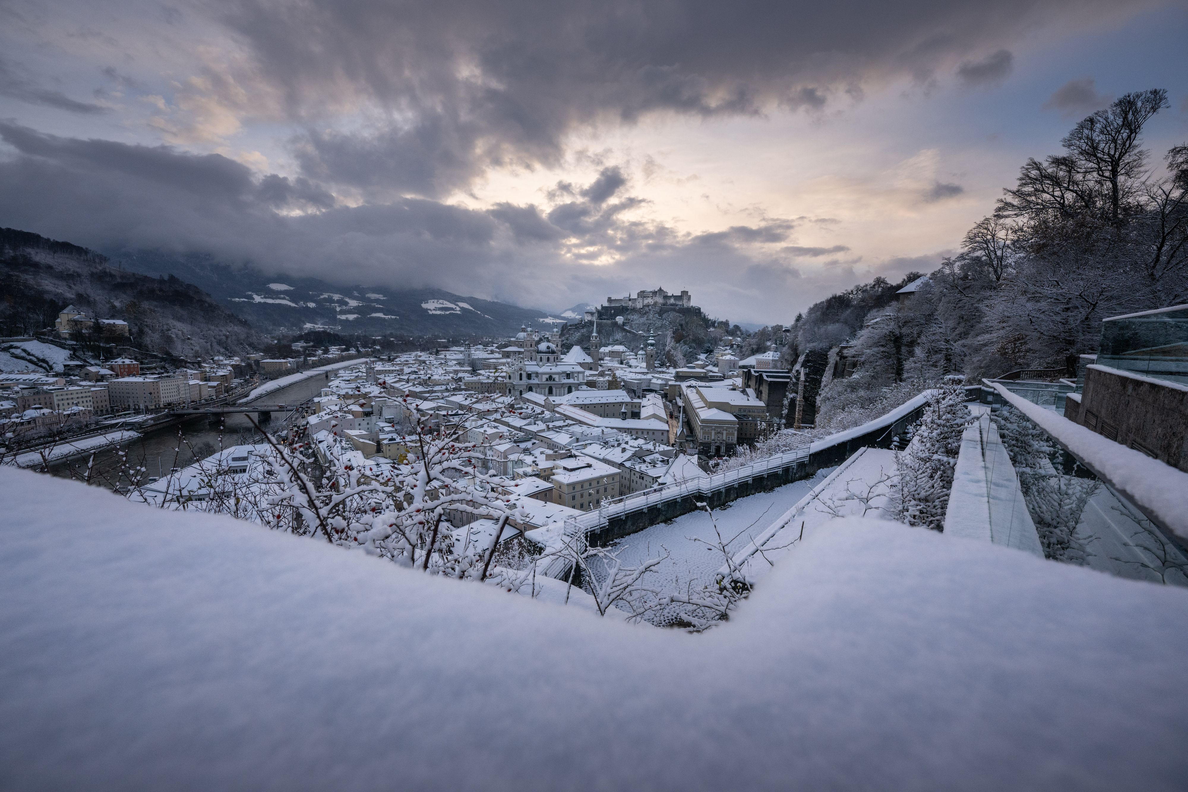 Ausblick auf die frisch verschneite Stadt Salzburg und die Festung Hohensalzburg. Archivbild.