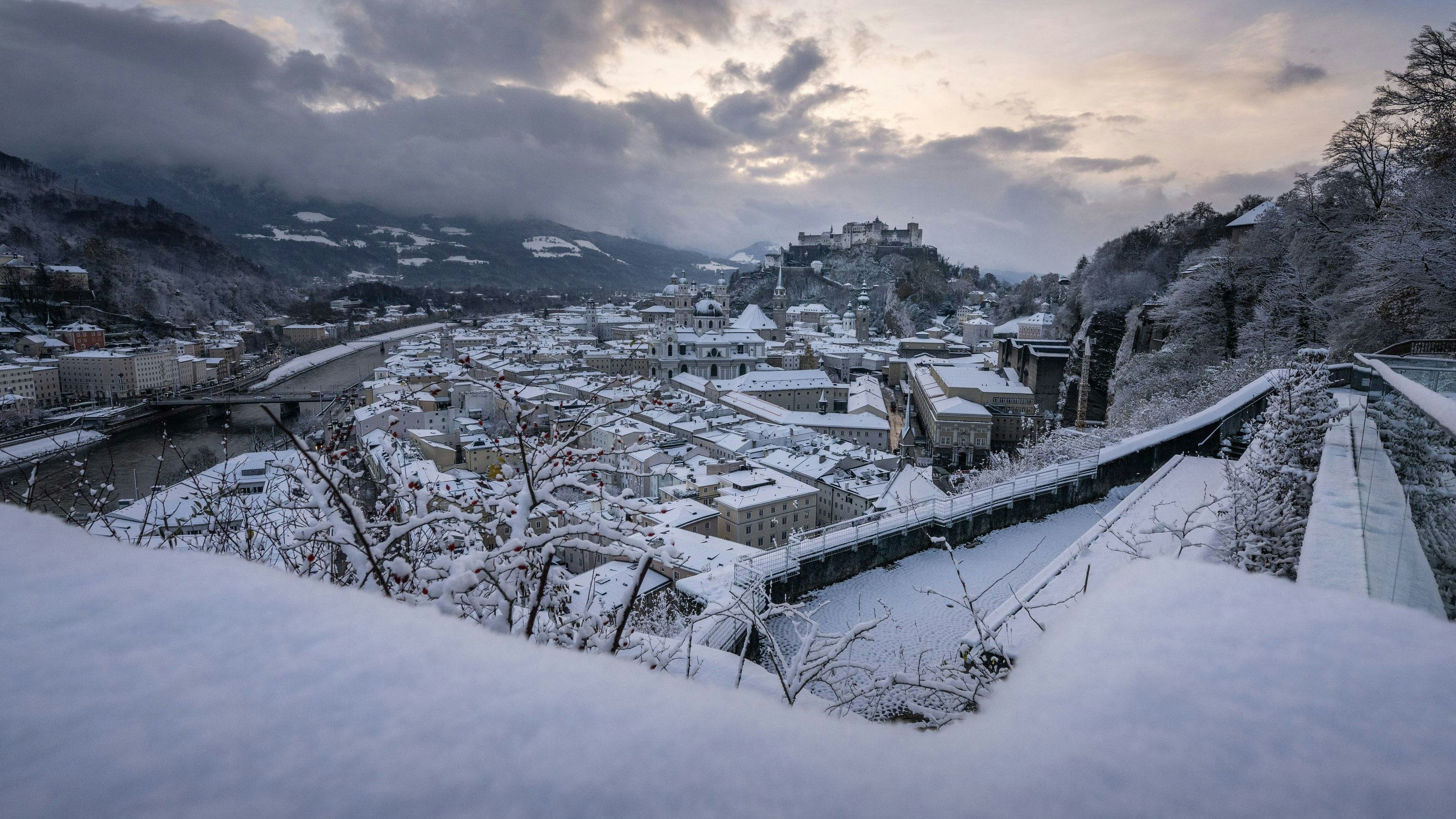 Ausblick auf die frisch verschneite Stadt Salzburg und die Festung Hohensalzburg. Archivbild.