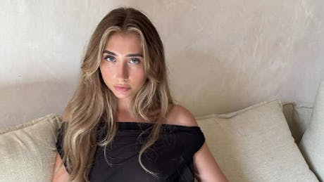 "Extra Dirty" – Hallie Batchelder geht mit Sexgeständnissen viral