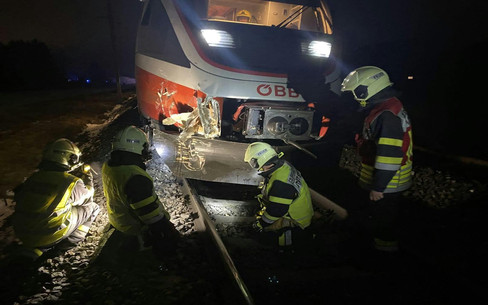 Zwischen 19 und 21 Uhr kam es zu einer Totalsperre der Bahnstrecke.