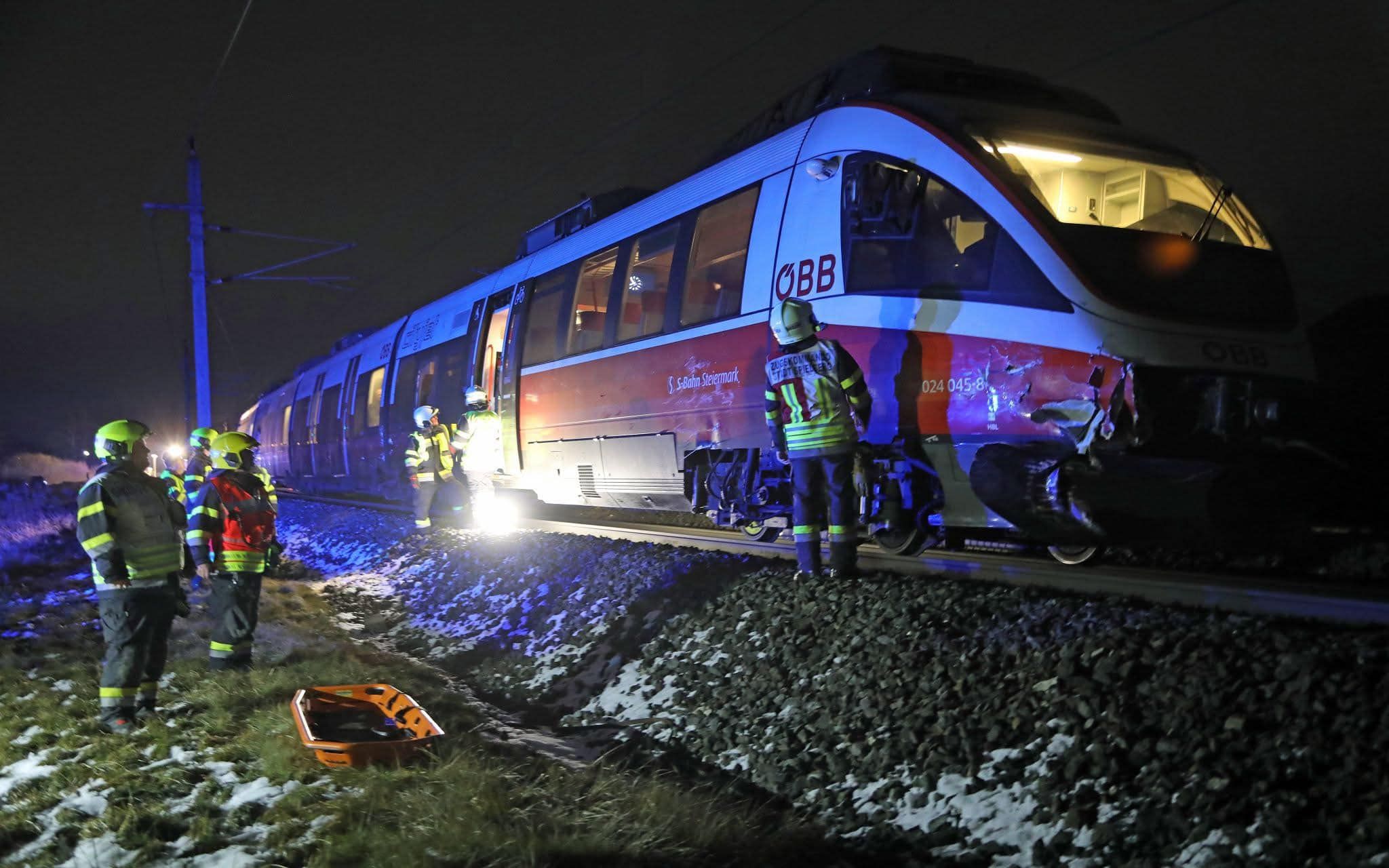 Der Lokführer, sowie die 24 Insassen blieben bei dem Zusammenstoß unverletzt. Der Zustand des PKW-Lenkers ist nicht bekannt.