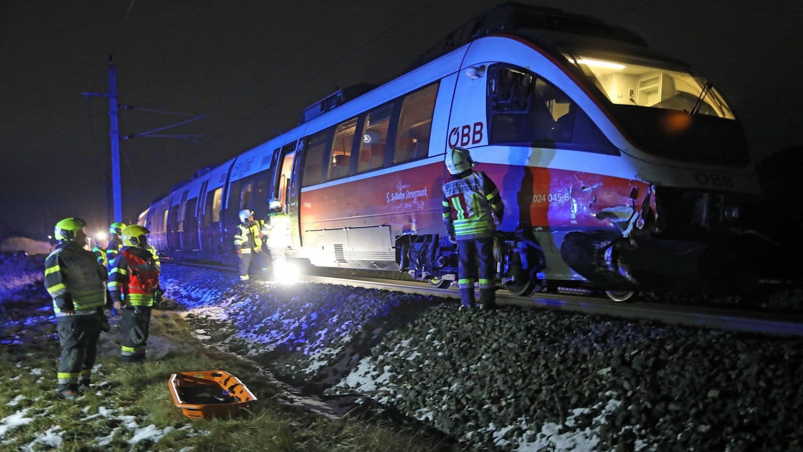 Schwerer Crash – Zug knallt in Auto auf Bahnsteig