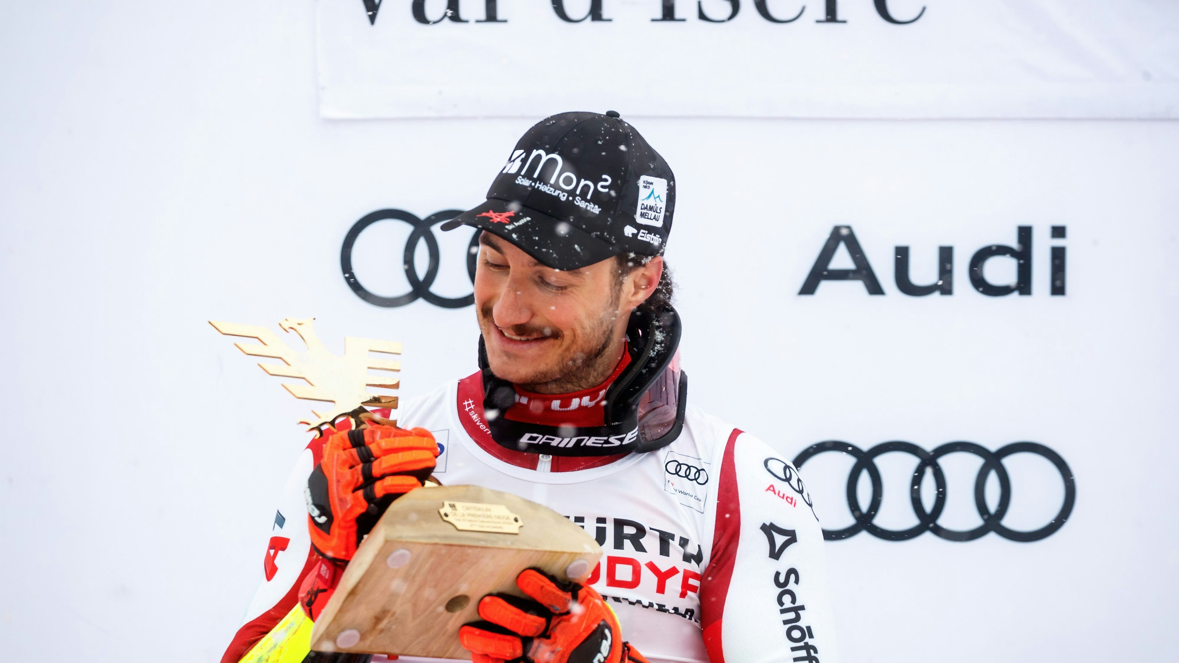 Patrick Feurstein mit seiner Trophäe von Val d'Isere.