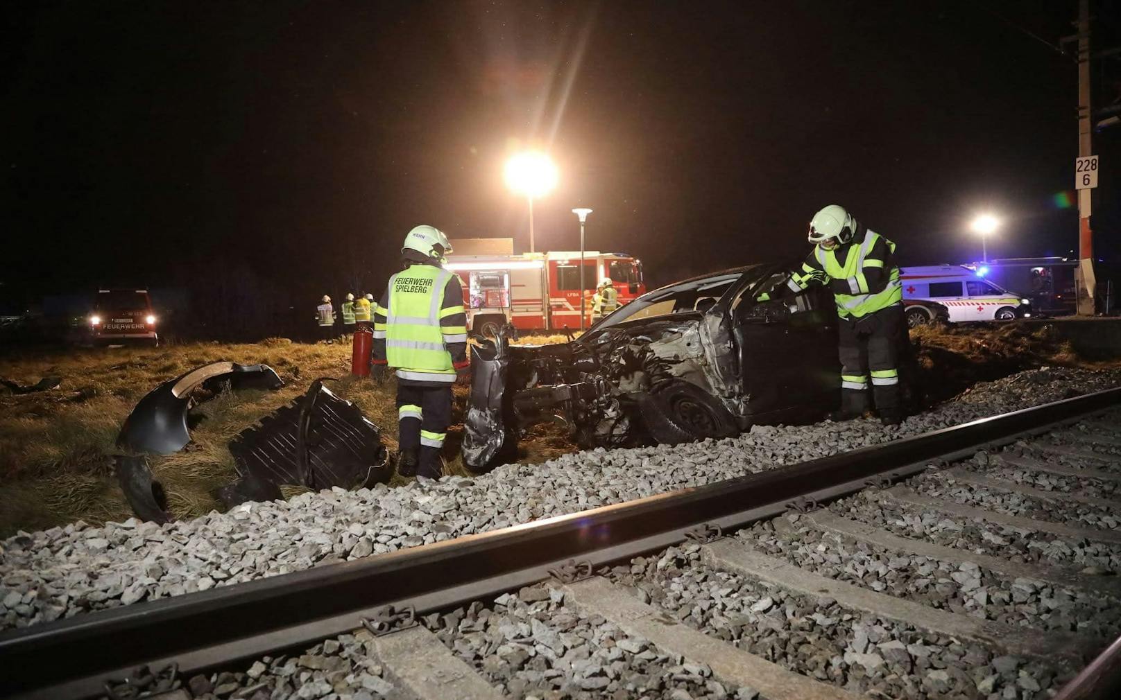 Der Autofahrer konnte sein Fahrzeug nicht mehr rechtzeitig vom Bahngleis entfernen.