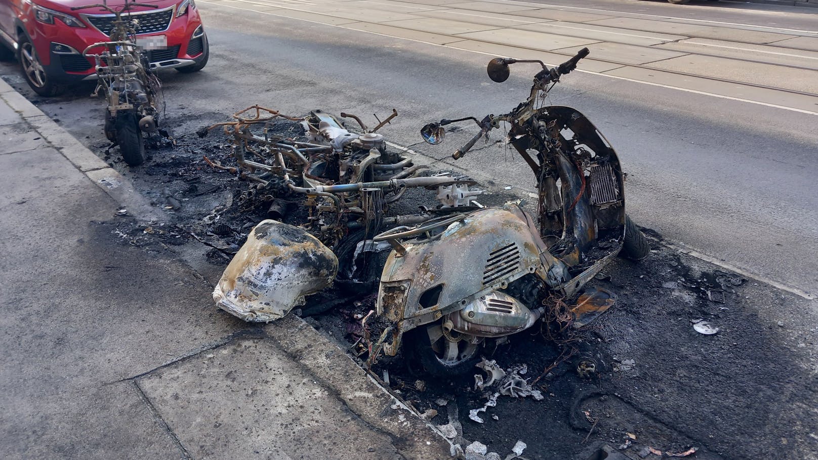 Passanten alarmierten die Berufsfeuerwehr Wien.