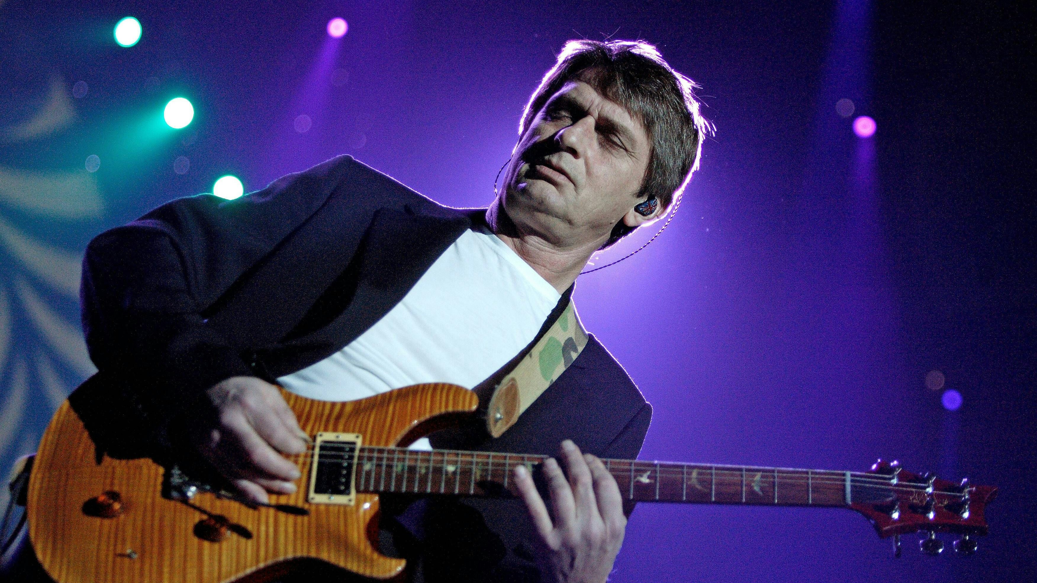 Bildnummer: 51690603  Datum: 21.12.2006  Copyright: imago/Martin Winter Gitarrist Mike Oldfield (GBR) während der - Nokia Night of the Proms - in Frankfurt am Main, Personen; 2006, Frankfurt am Main, Konzerte, Musiker, Rock , Pop; , quer, Kbdig, Einzelbild, close, Musik, Kunst, Froschperspektive, Perspektive, Deutschland, Aktion, People