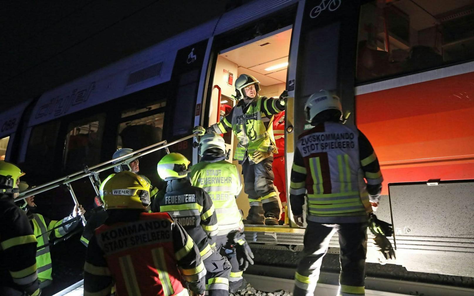 Die Bahnstrecke konnte infolge des Unfalls nach 21 Uhr teilweise nur einspurig geführt werden.