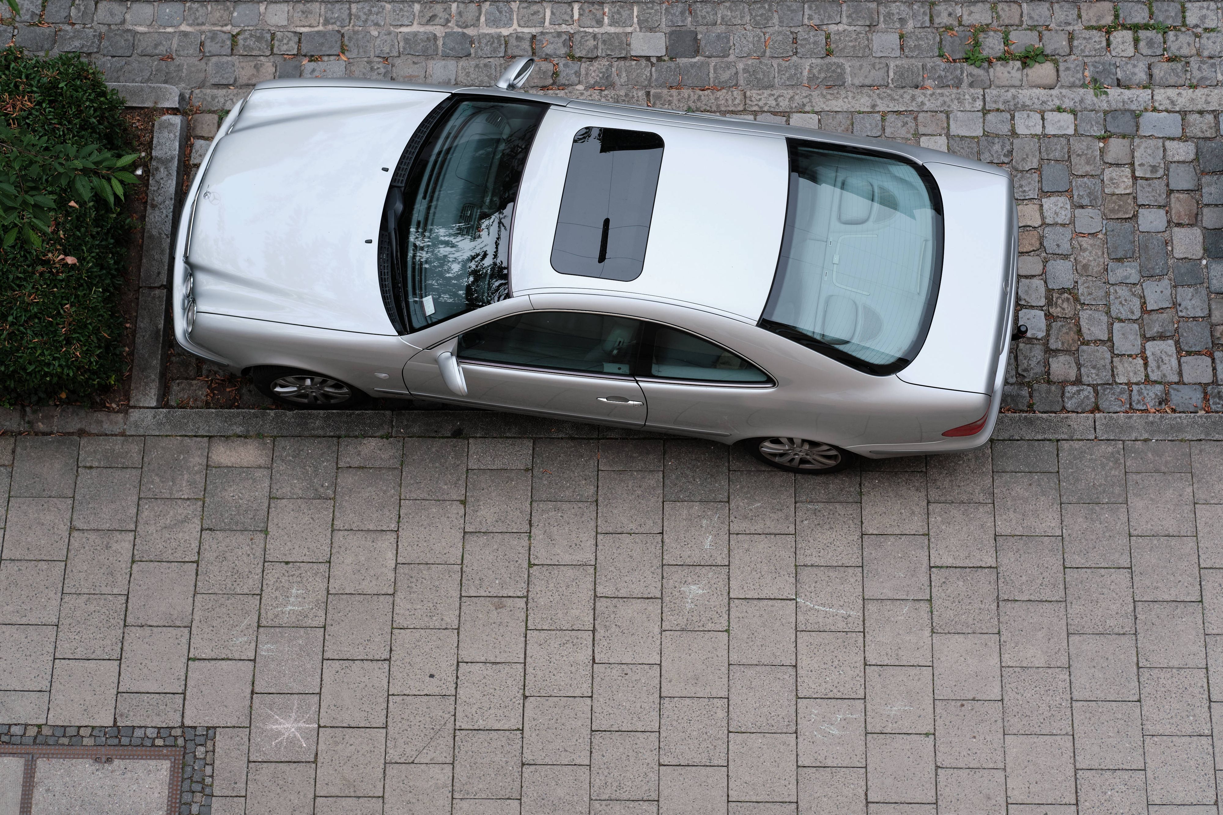 Am schlechtesten beim Einparken sind Fahrer von Luxusautos. Auch Mercedes-Fahrer schaffen es in die Top 3.