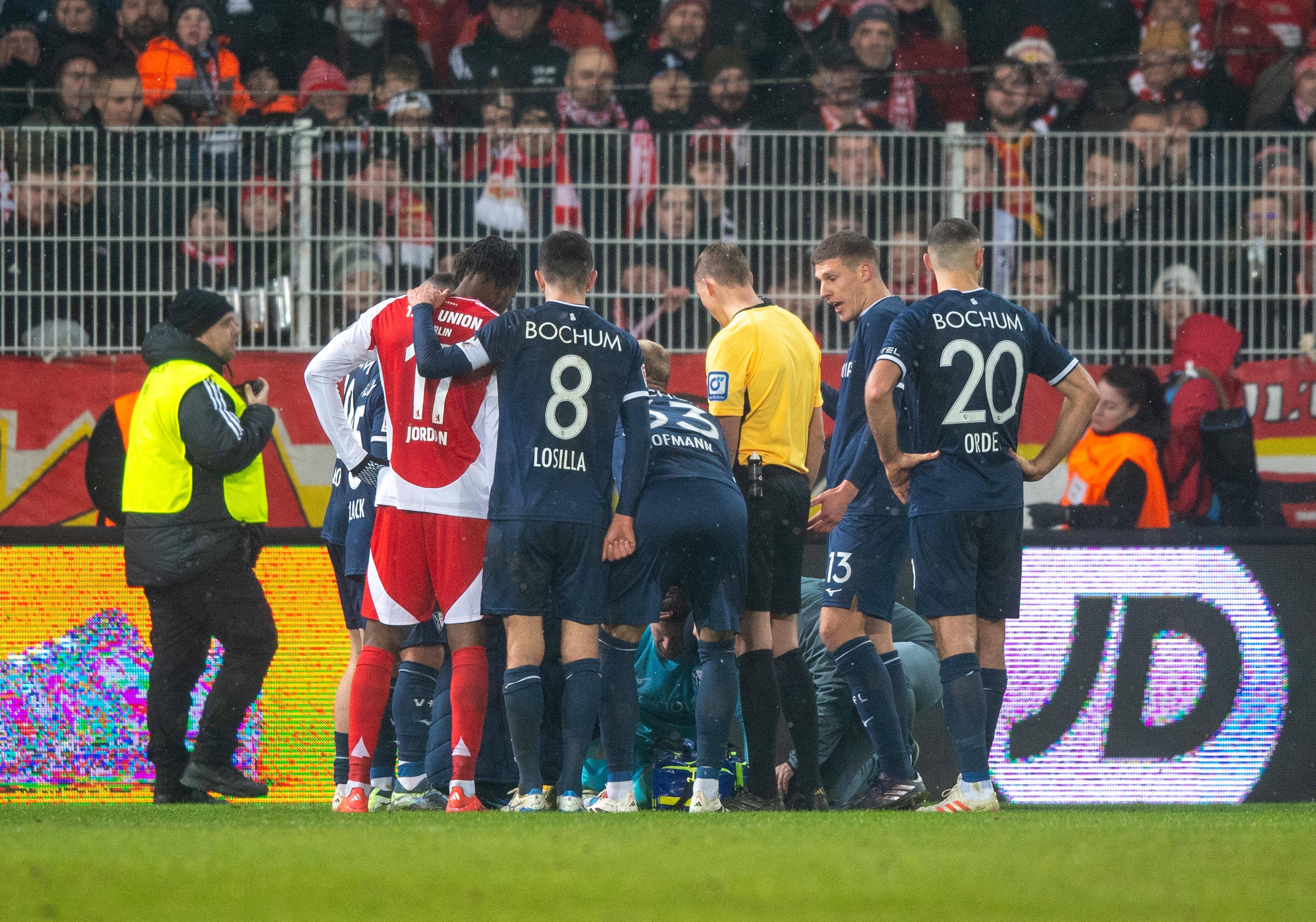 Patrick Drewes ließ sich nach einem Feuerzeug-Treffer behandeln.