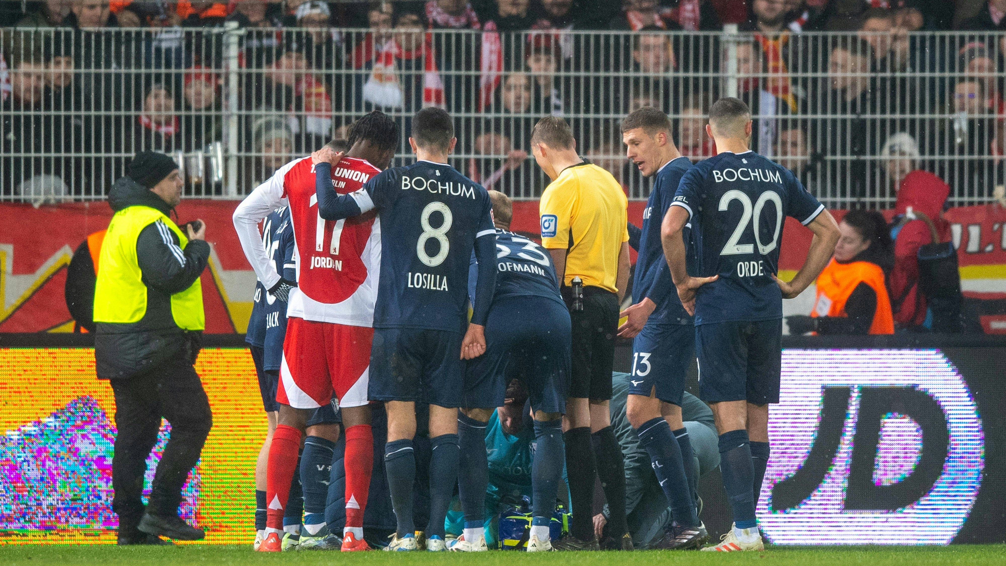 Patrick Drewes ließ sich nach einem Feuerzeug-Treffer behandeln.